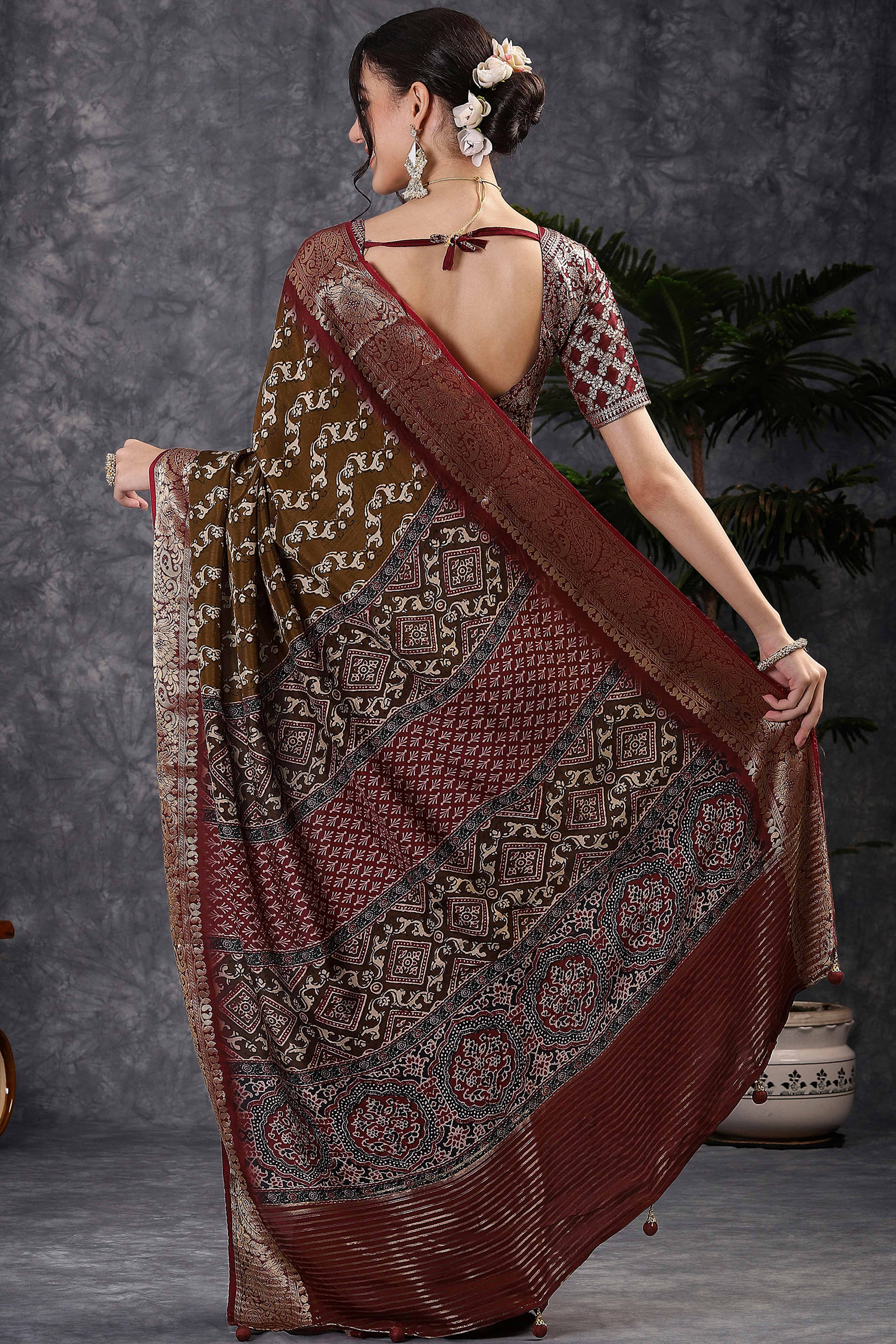 Abstract Pattern Dola Silk Saree in Brown with Jacquard Detailing - Image 3