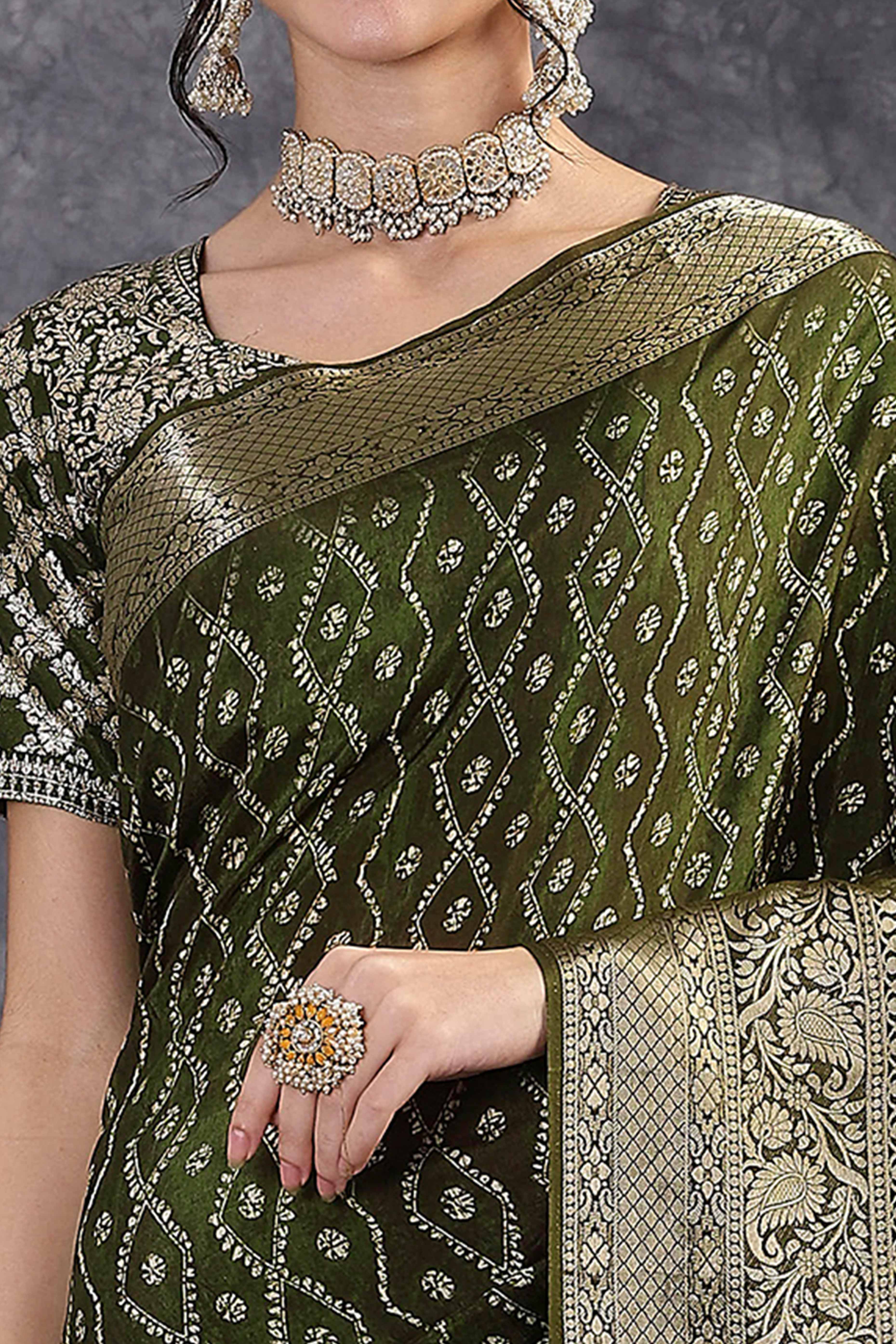 Abstract Pattern Dola Silk Saree in Green with Jacquard Detailing - Image 2