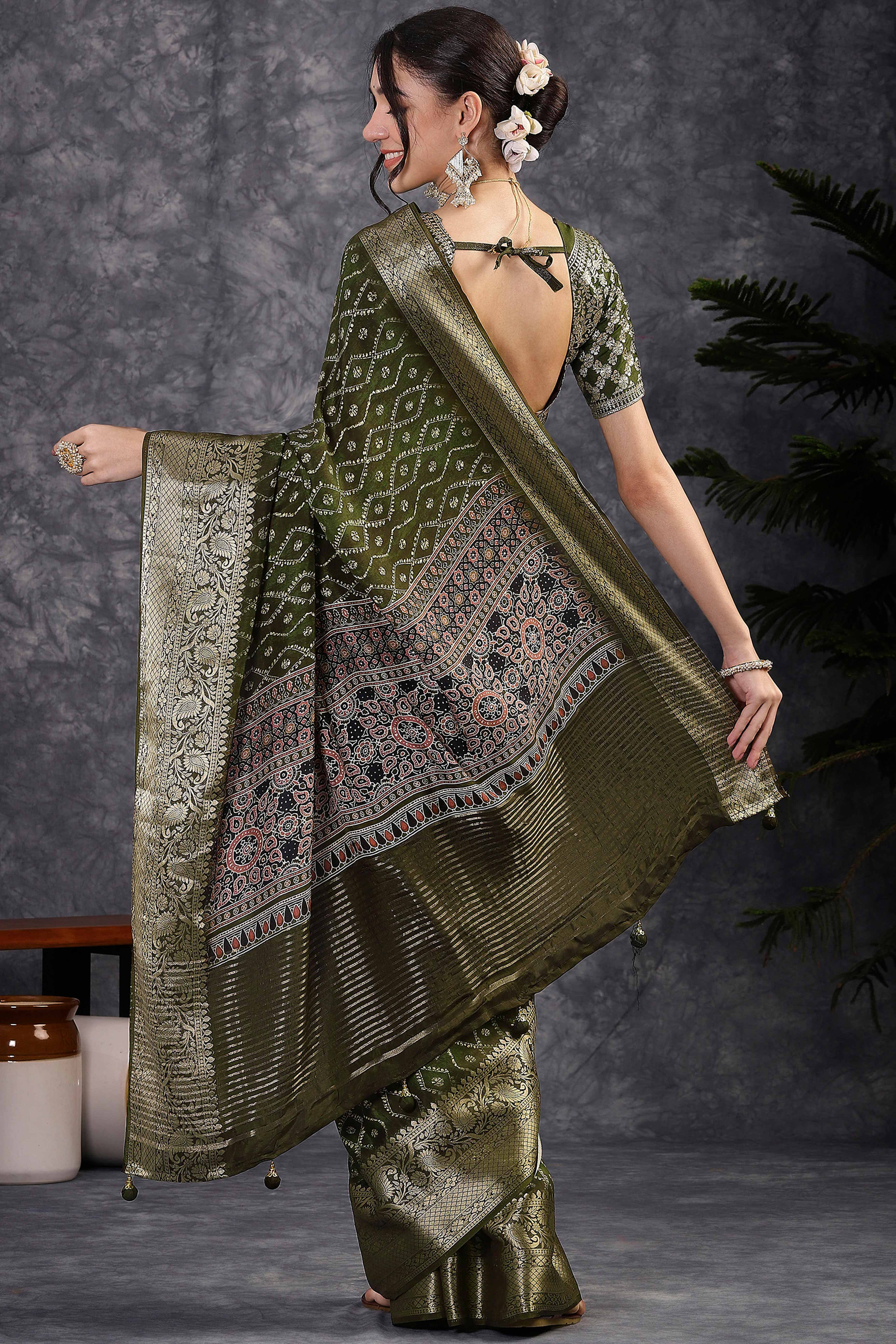 Abstract Pattern Dola Silk Saree in Green with Jacquard Detailing - Image 3
