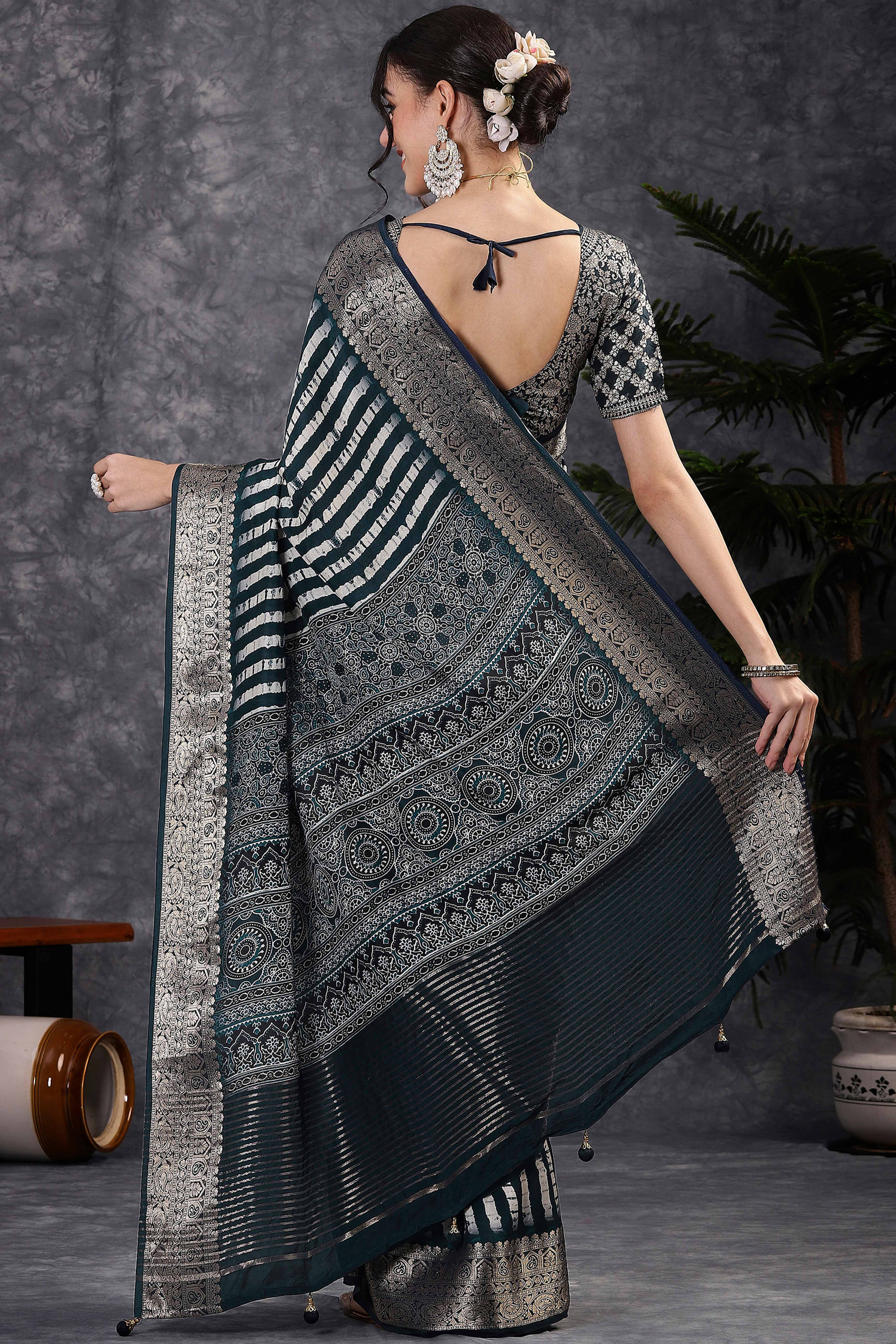 Abstract Pattern Dola Silk Saree in Morpich Green with Jacquard Detailing - Image 3
