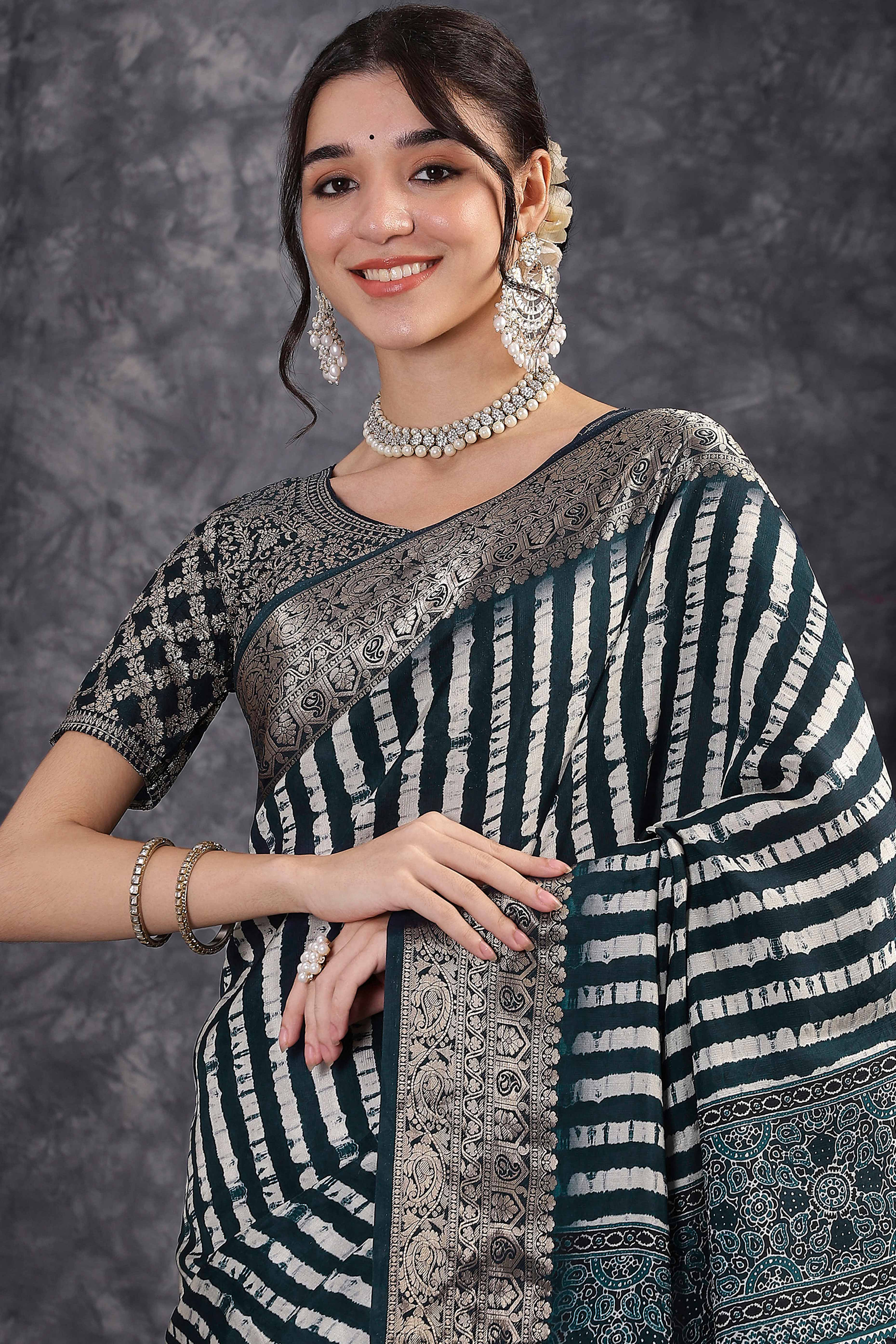 Abstract Pattern Dola Silk Saree in Morpich Green with Jacquard Detailing - Image 4