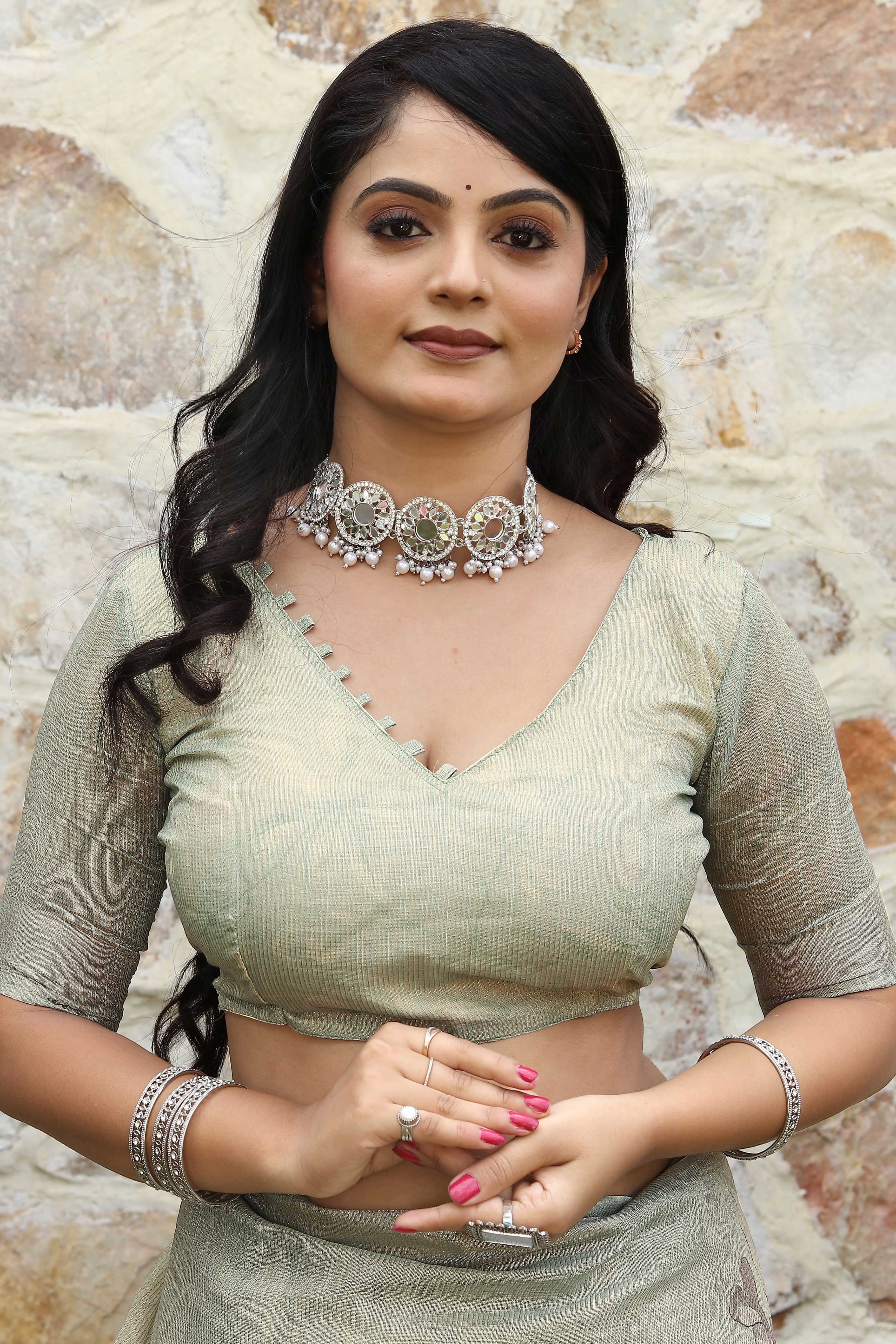 Beautiful Cream Tissue Handloom Saree with Digital Floral Embellishments - Image 7