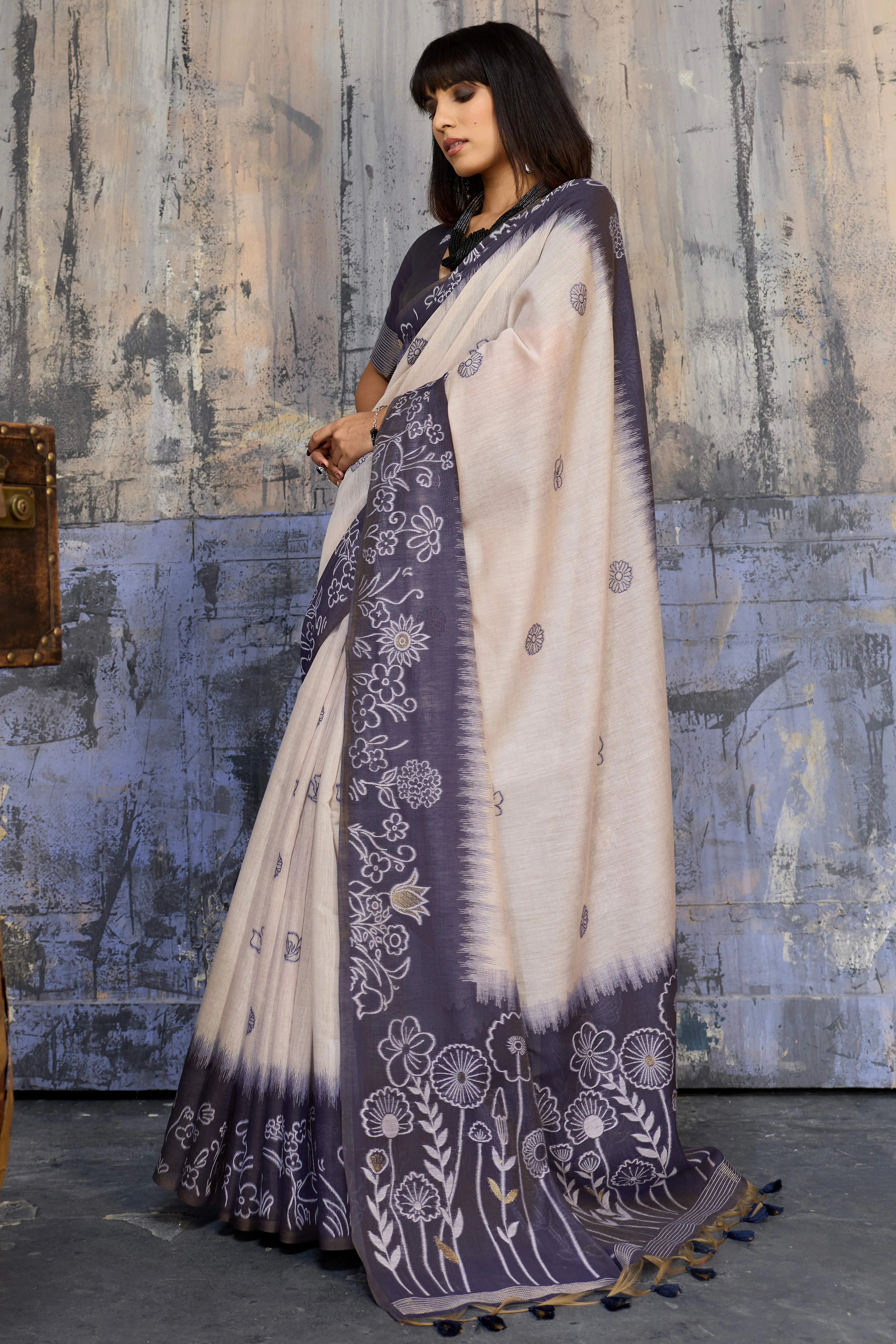Beige & Blue Classic Munga Cotton Blend Saree with Intricate Floral Woven Detailing - Image 4