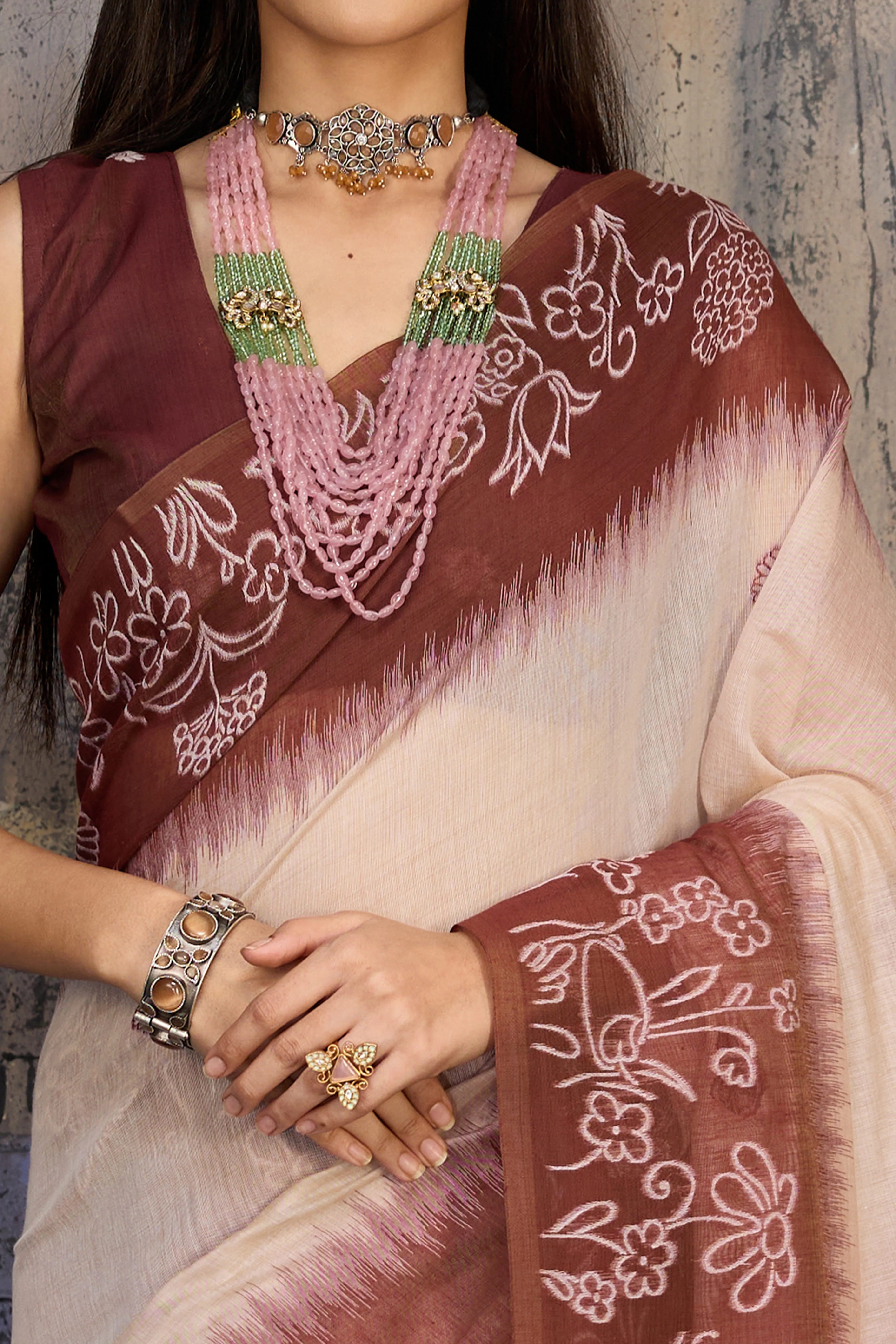 Beige & Brown Classic Munga Cotton Blend Saree with Intricate Floral Woven Detailing - Image 2