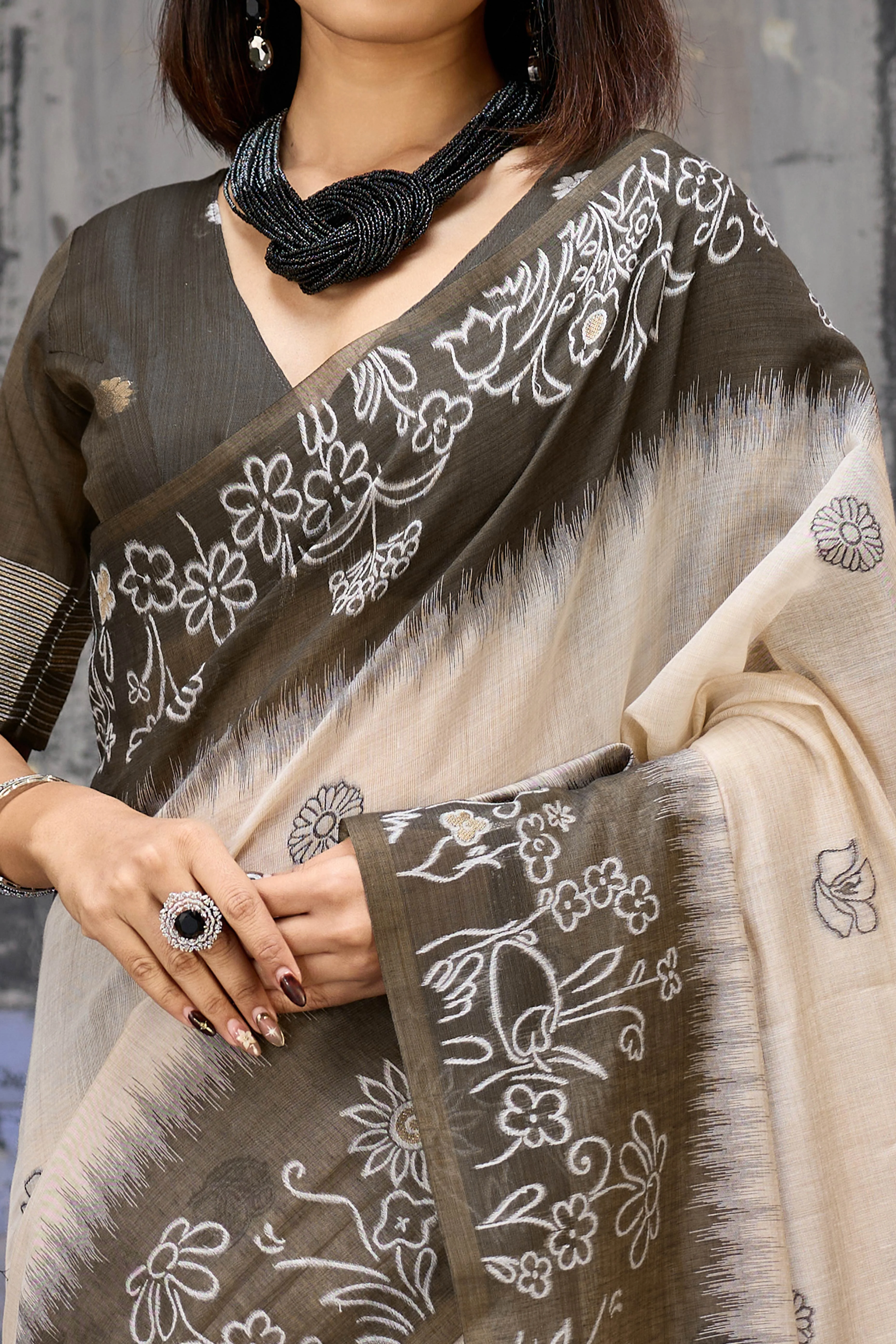 Beige & Dark Brown Classic Munga Cotton Blend Saree with Intricate Floral Woven Detailing - Image 2