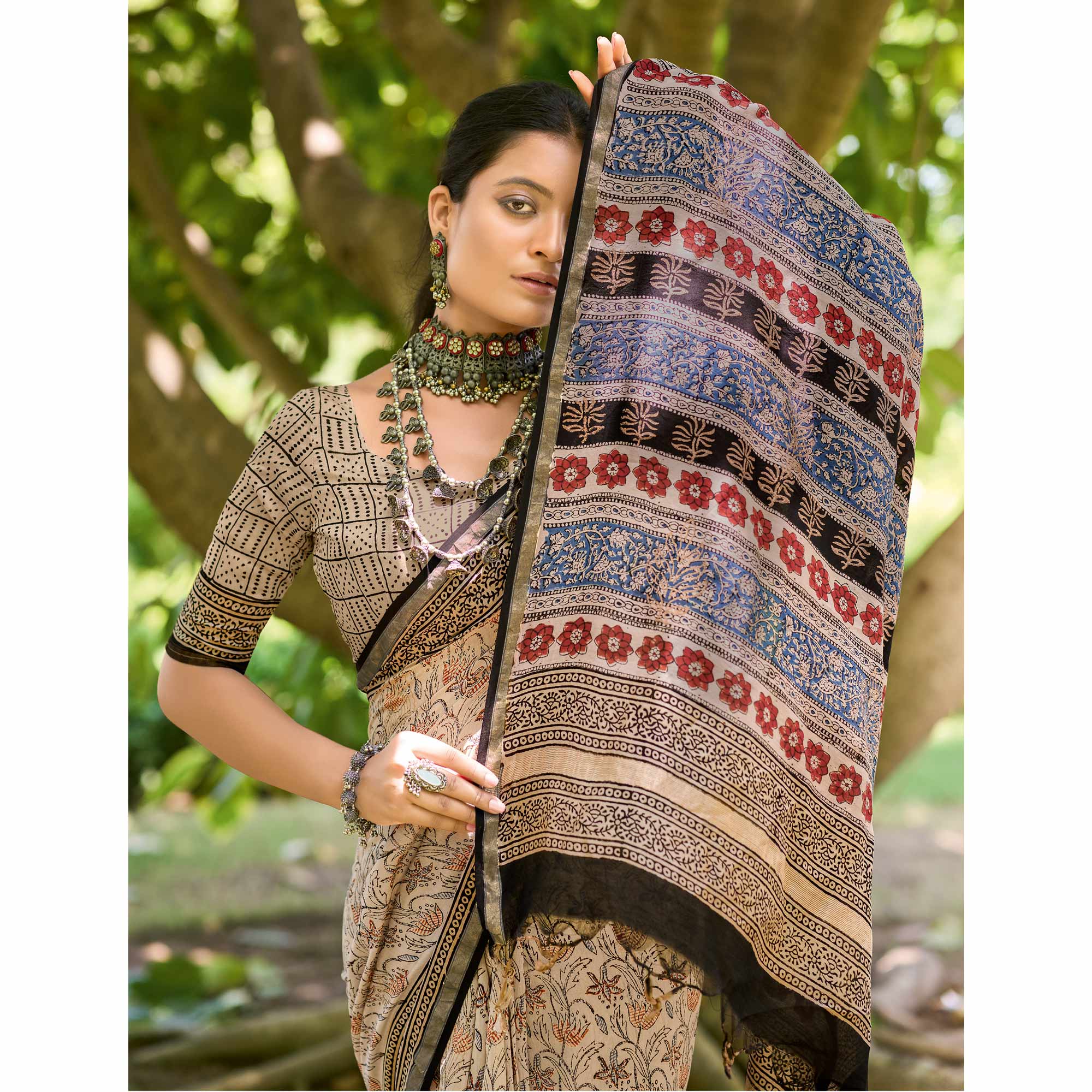 Beige Floral Printed Mul Mul Cotton Saree - Image 3