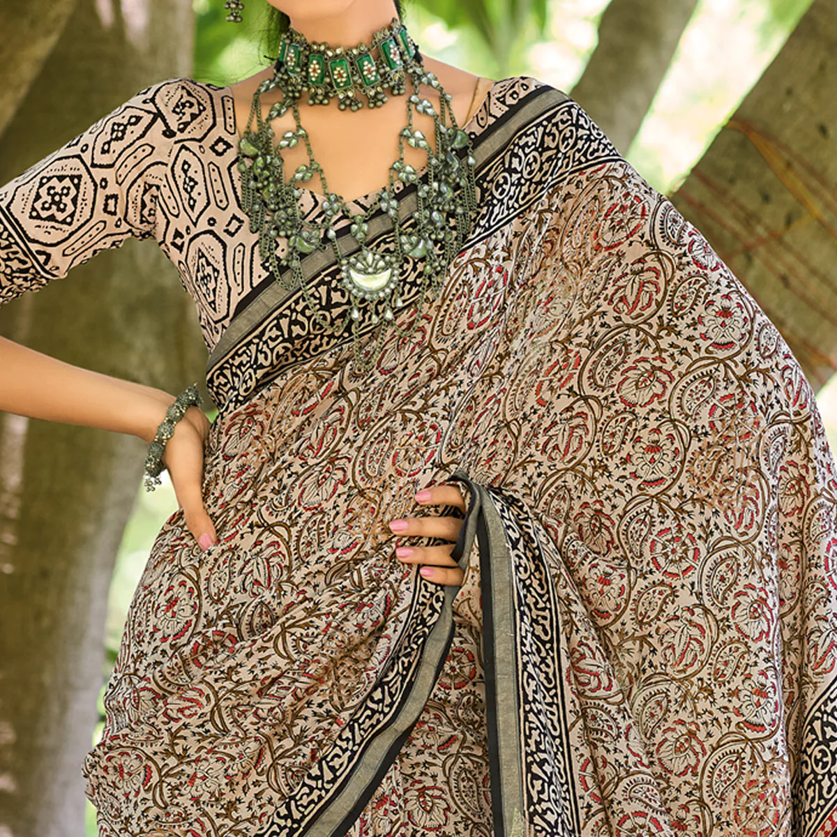 Beige Floral Printed Mul Mul Cotton Saree - Image 2