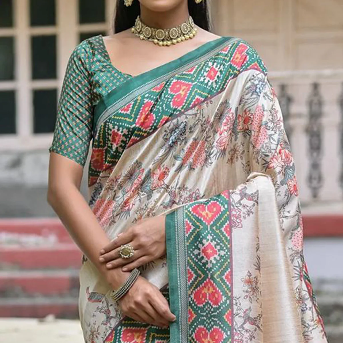 Beige & Green Floral Printed Tussar Silk Saree - Image 3