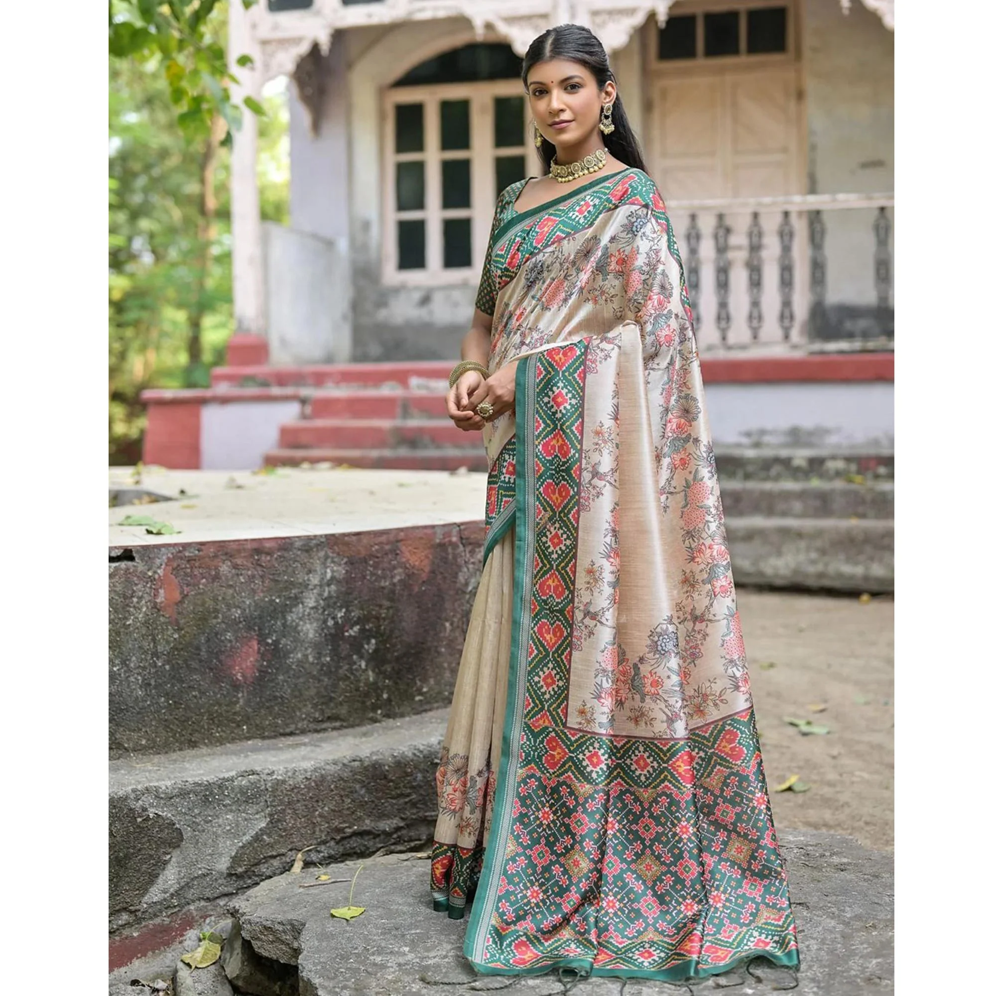 Beige & Green Floral Printed Tussar Silk Saree - Image 4