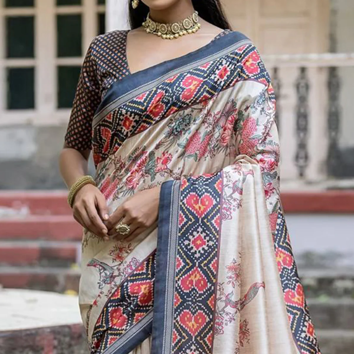 Beige & Grey Floral Printed Tussar Silk Saree - Image 3