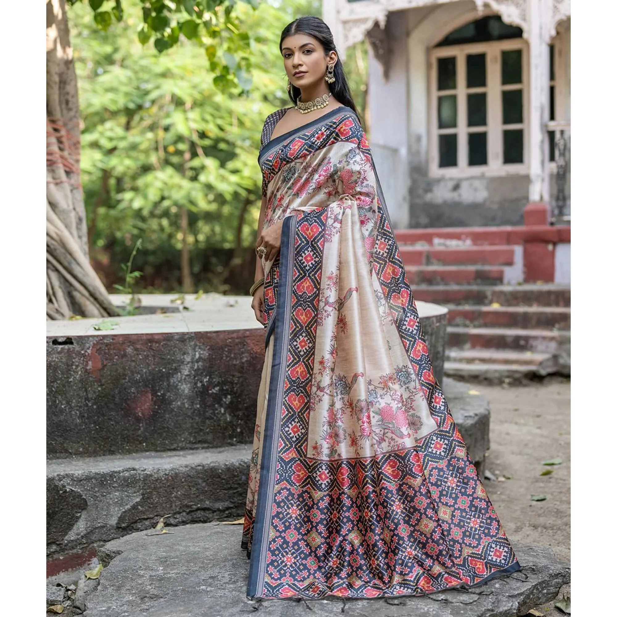 Beige & Grey Floral Printed Tussar Silk Saree - Image 4