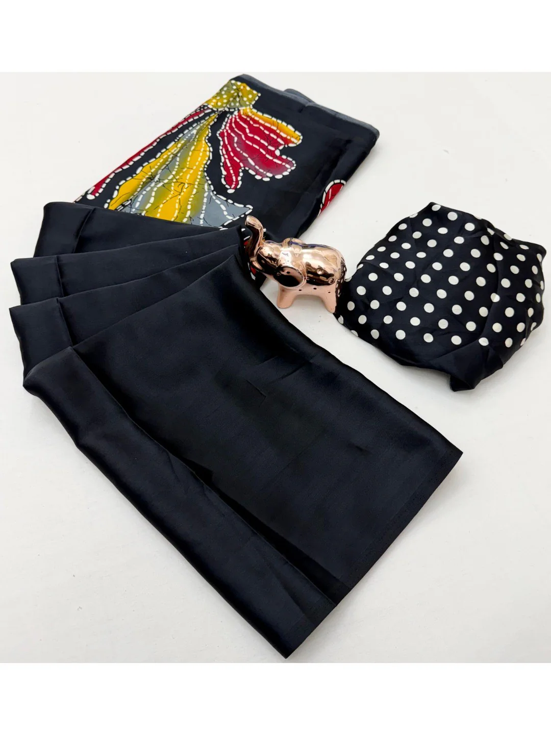 Black Floral Printed Crepe Saree with Feminine Design and Elegant Everyday to Casual Look - Image 5