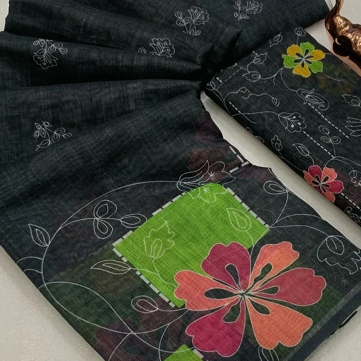 Black Floral Printed Linen Saree With Elegant Tassel Border - Image 2