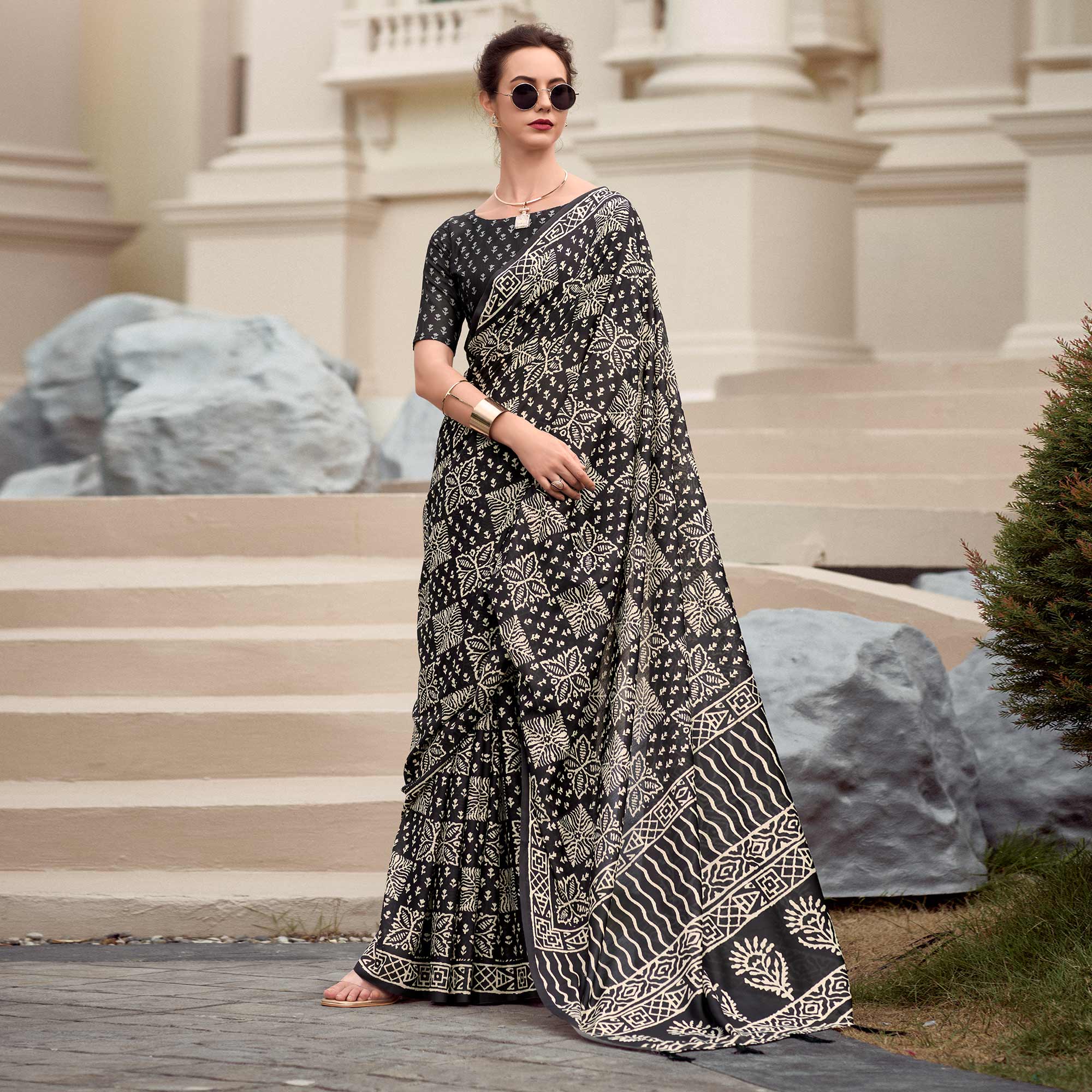 Black Floral Printed Mul Pure Silk Saree - Image 2