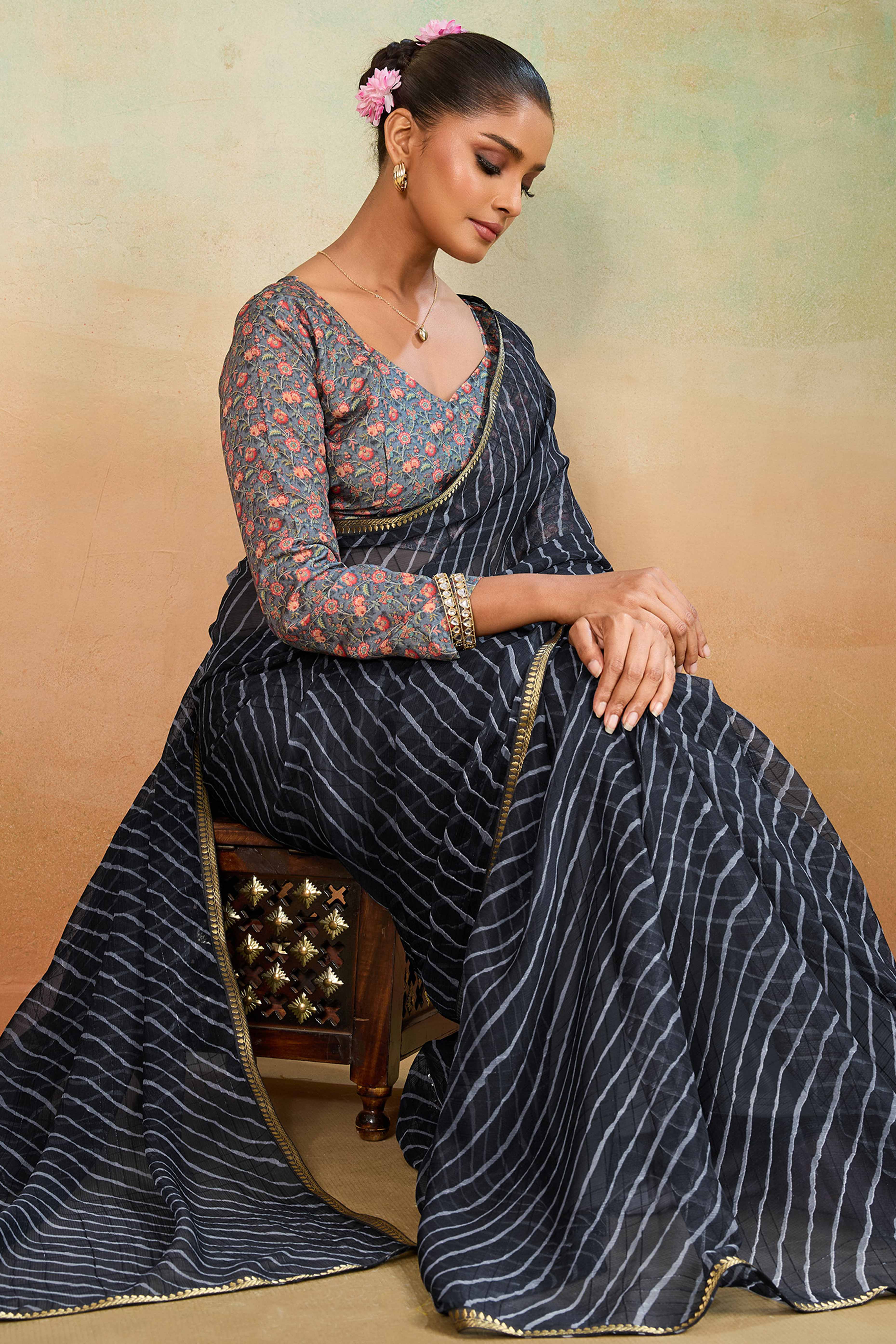 Black Leheriya Chiffon Saree Accented With Elegant Zari Lace Border Work - Image 3