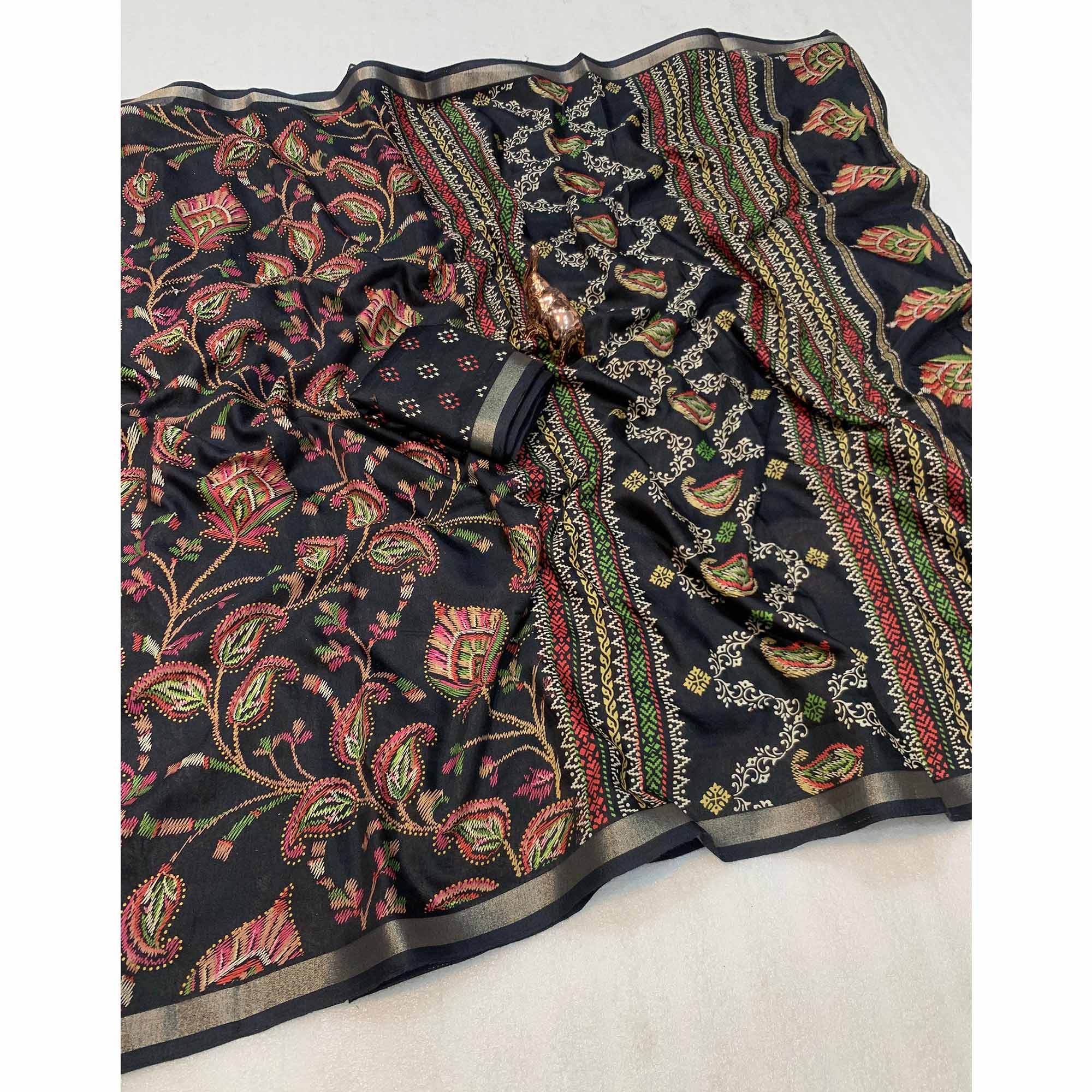 Black Maheshwari Silk Blend Saree Adorned With Elegant Floral Print & Two Tone Finish - Image 3