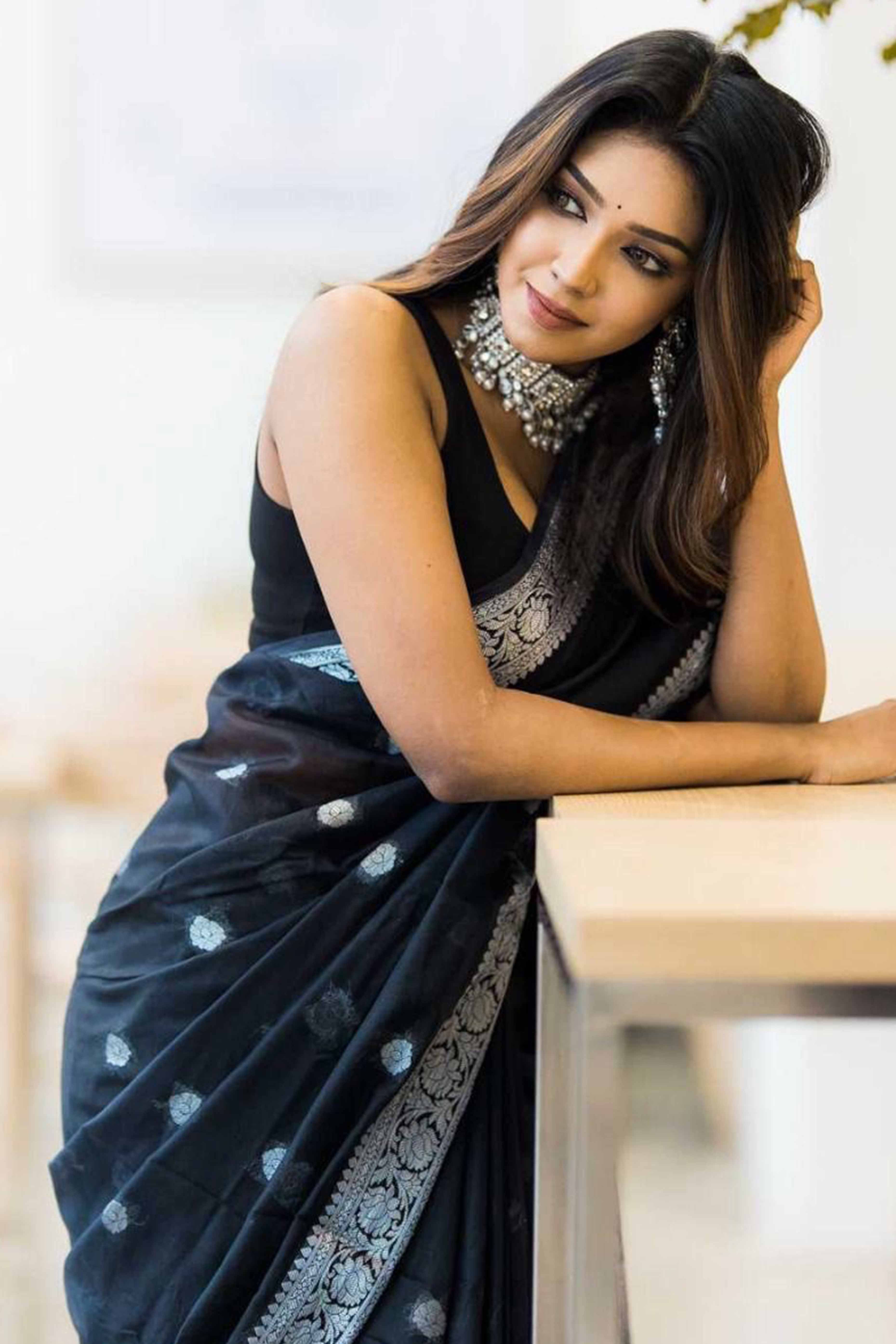 Black Soft Linen Saree Featuring Butti Pattern & Zari Weave - Image 5