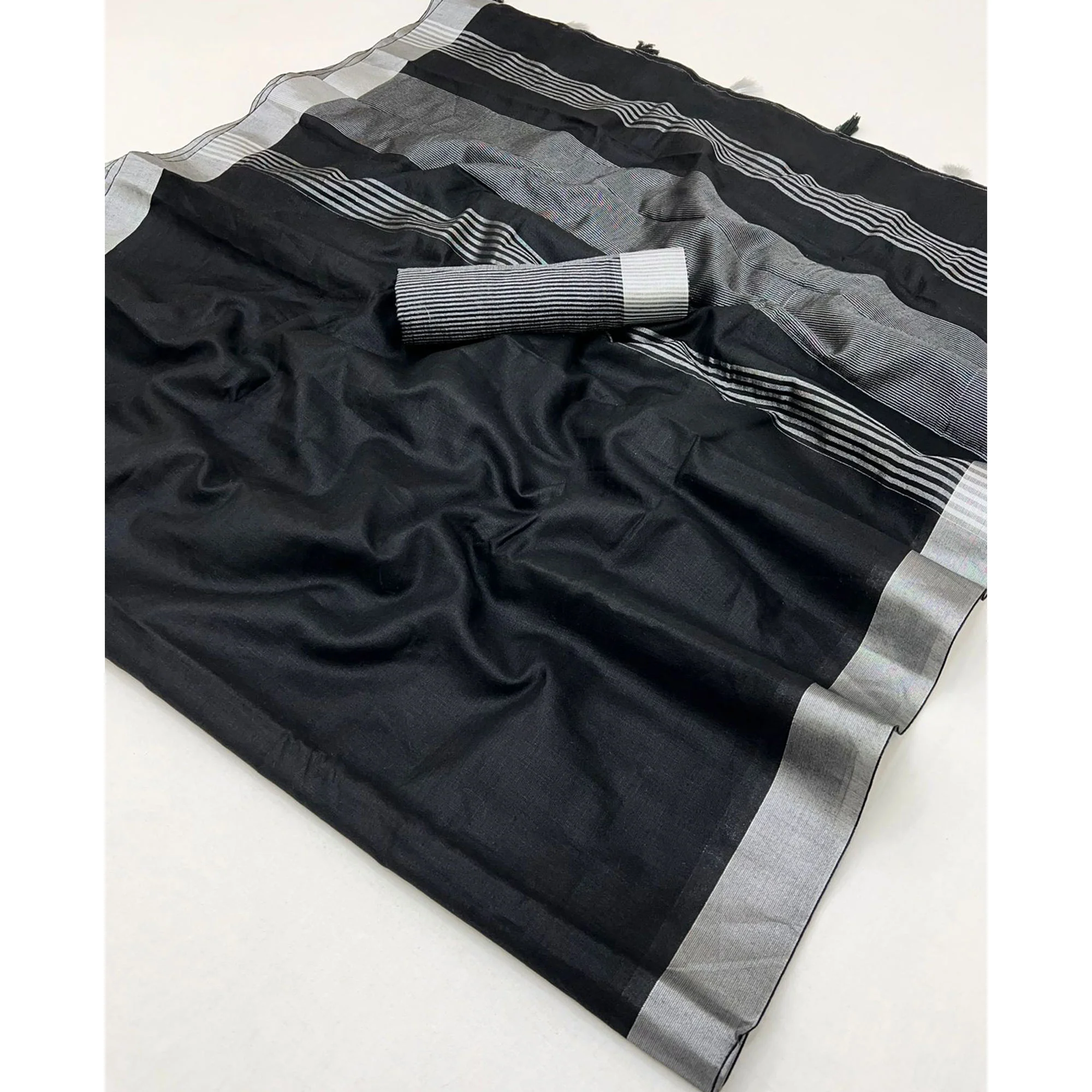 Black Solid Pure Linen Saree With Zari Woven Border - Image 3