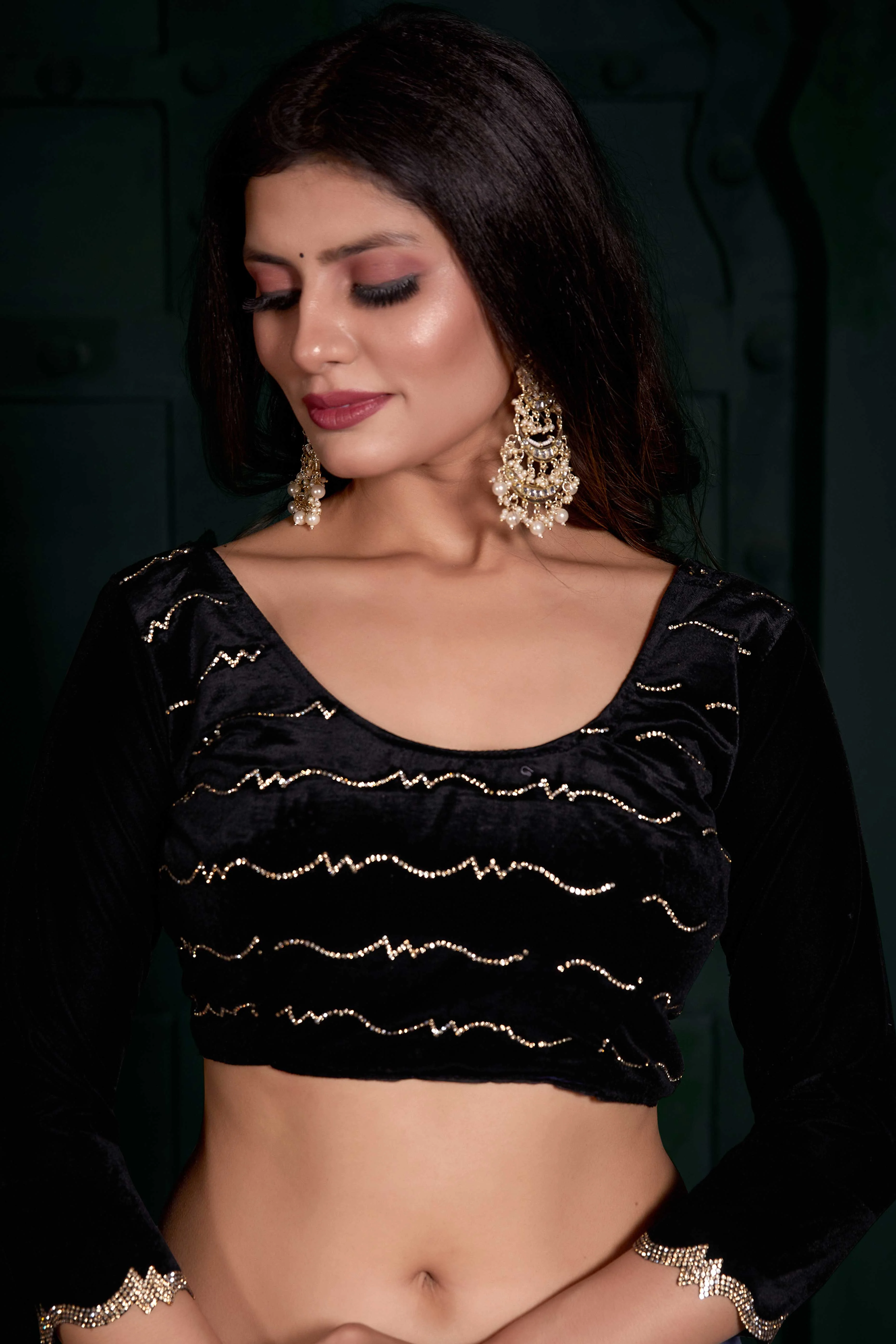 Black Solid With Zarkan Cutwork Border Chiffon Saree With Belt - Image 5