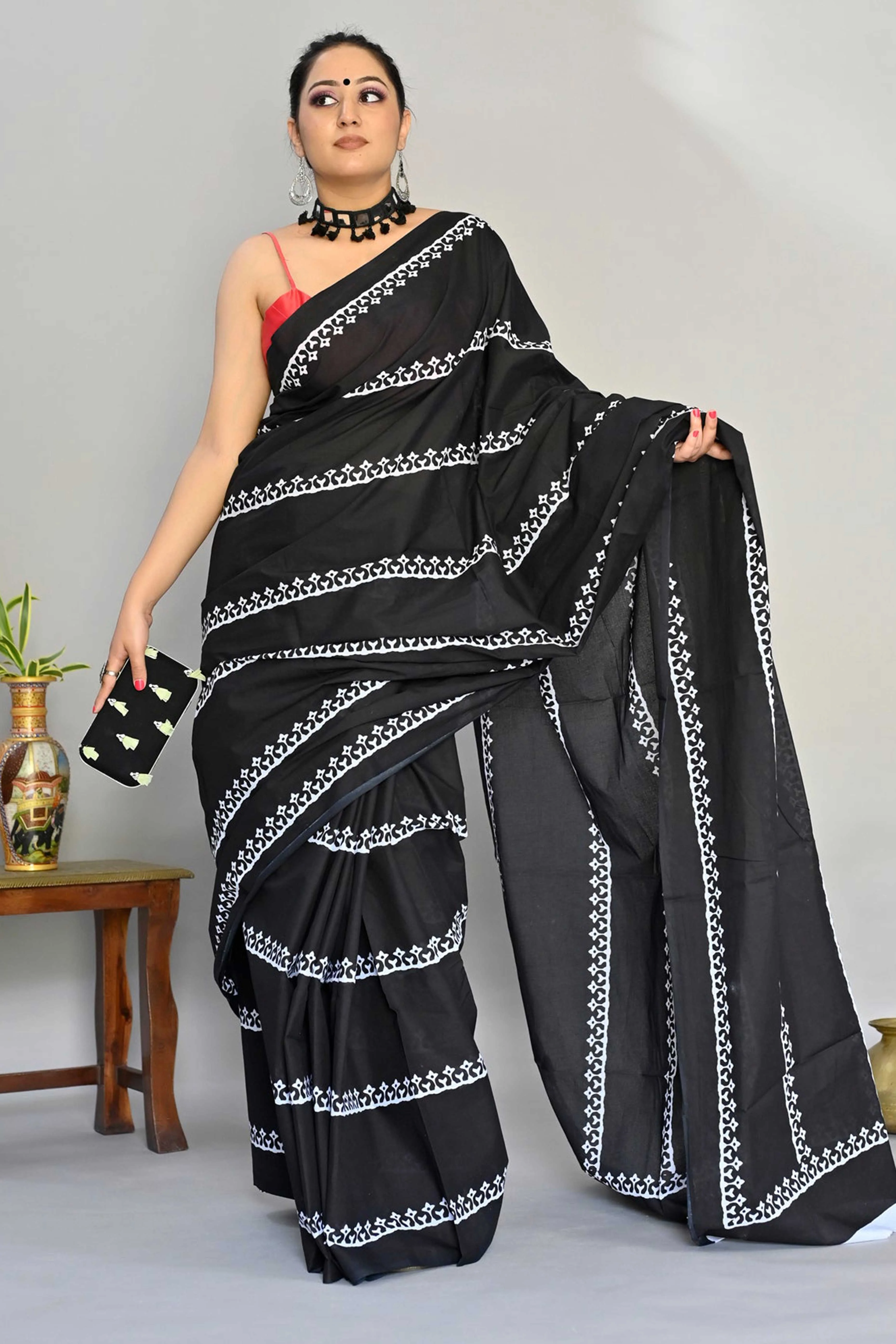 Black Striped Printed Linen Saree - Image 4