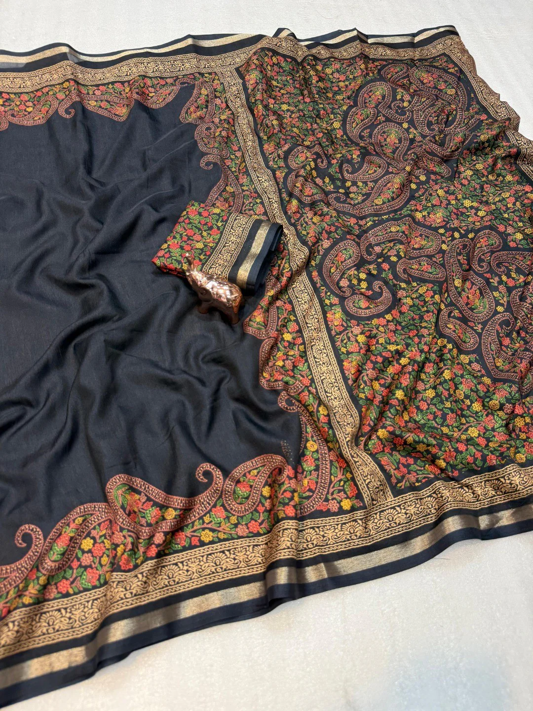 Black Tussar Silk Saree with Classic Paisley Pattern and Refined Traditional Finish - Image 2