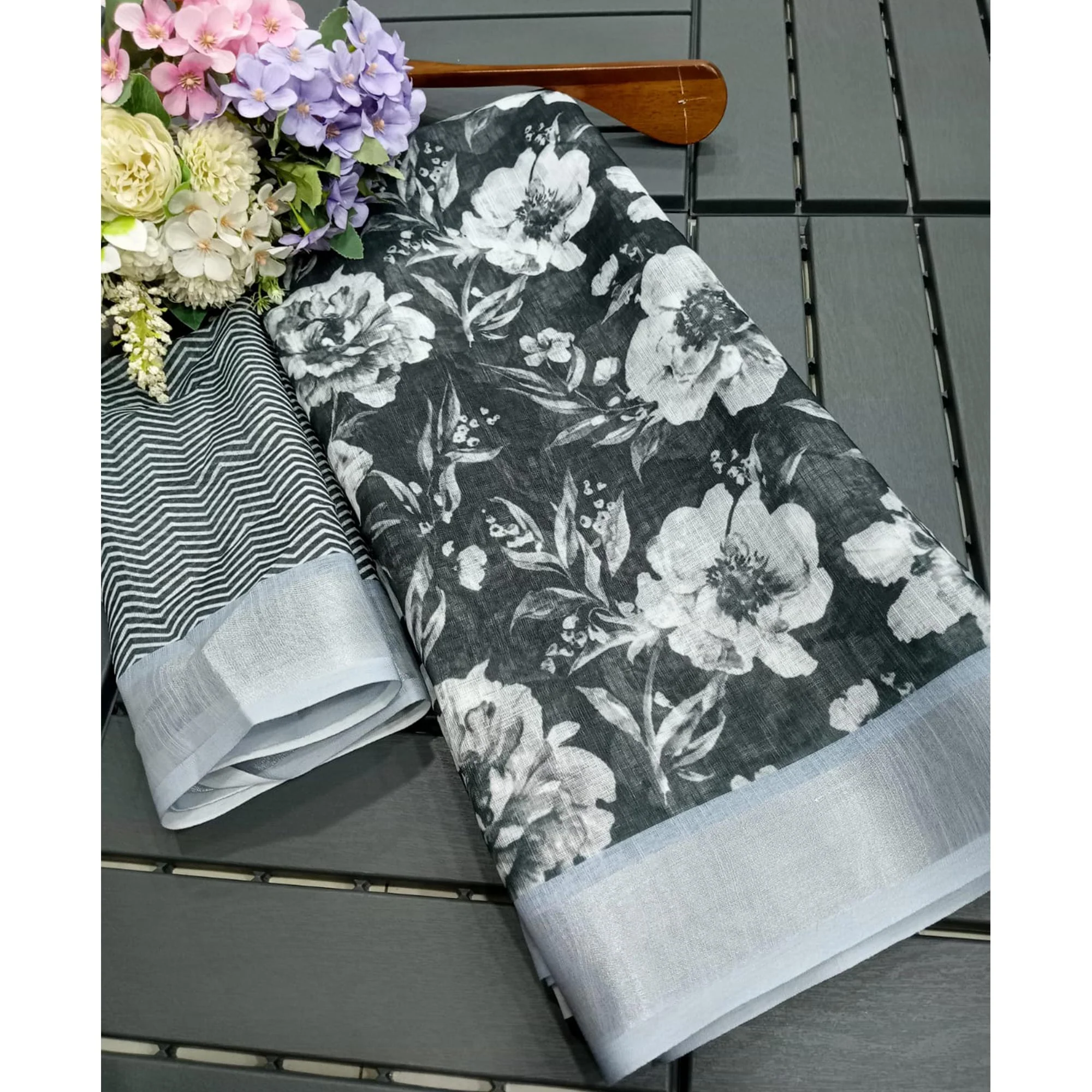 Black & White Floral Printed Linen Saree - Image 4