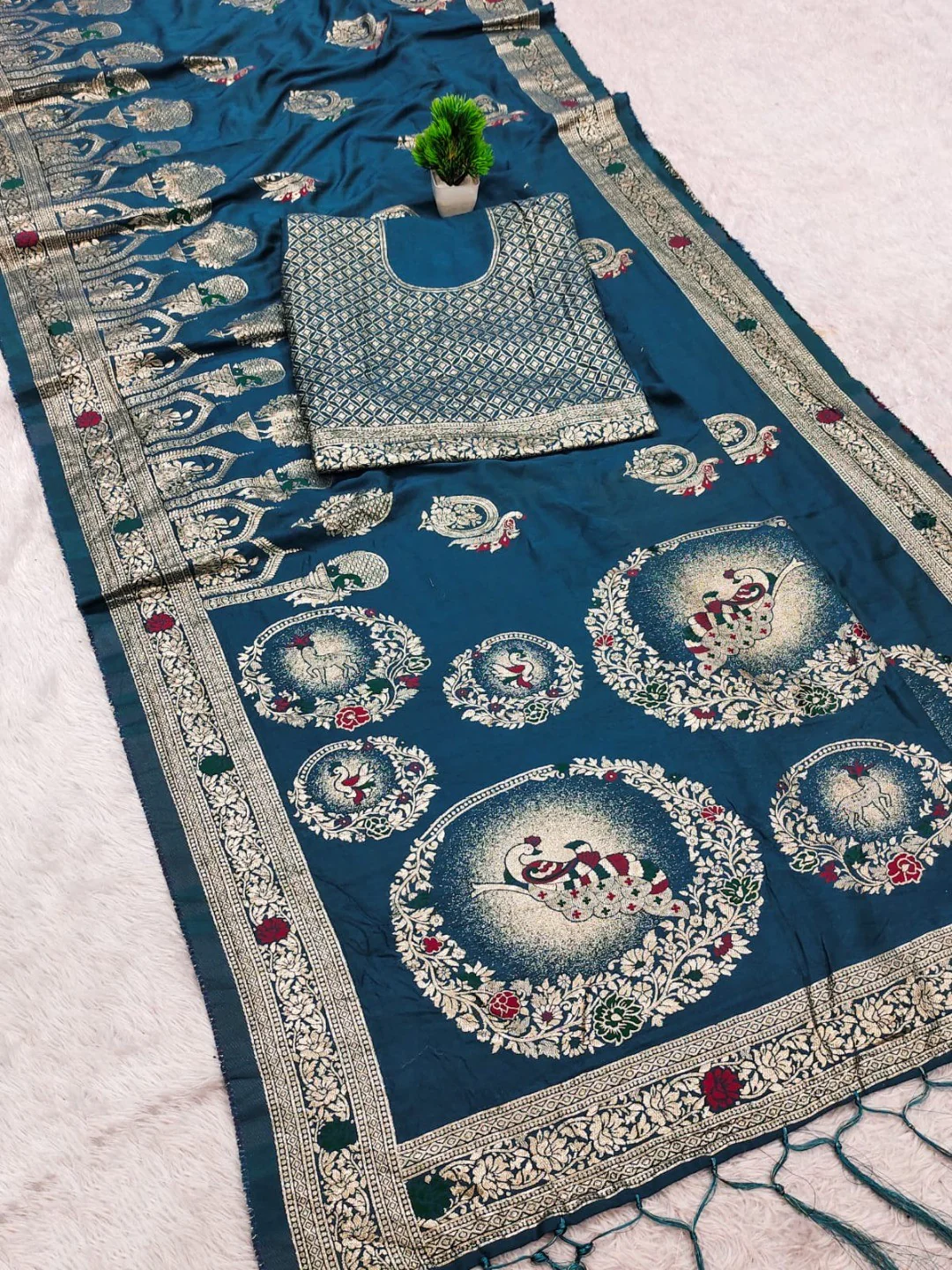 Blue Cotton Blend Saree featuring Exquisite Antique Peacock & Deer Motif Weaving With Grand Pallu - Image 3