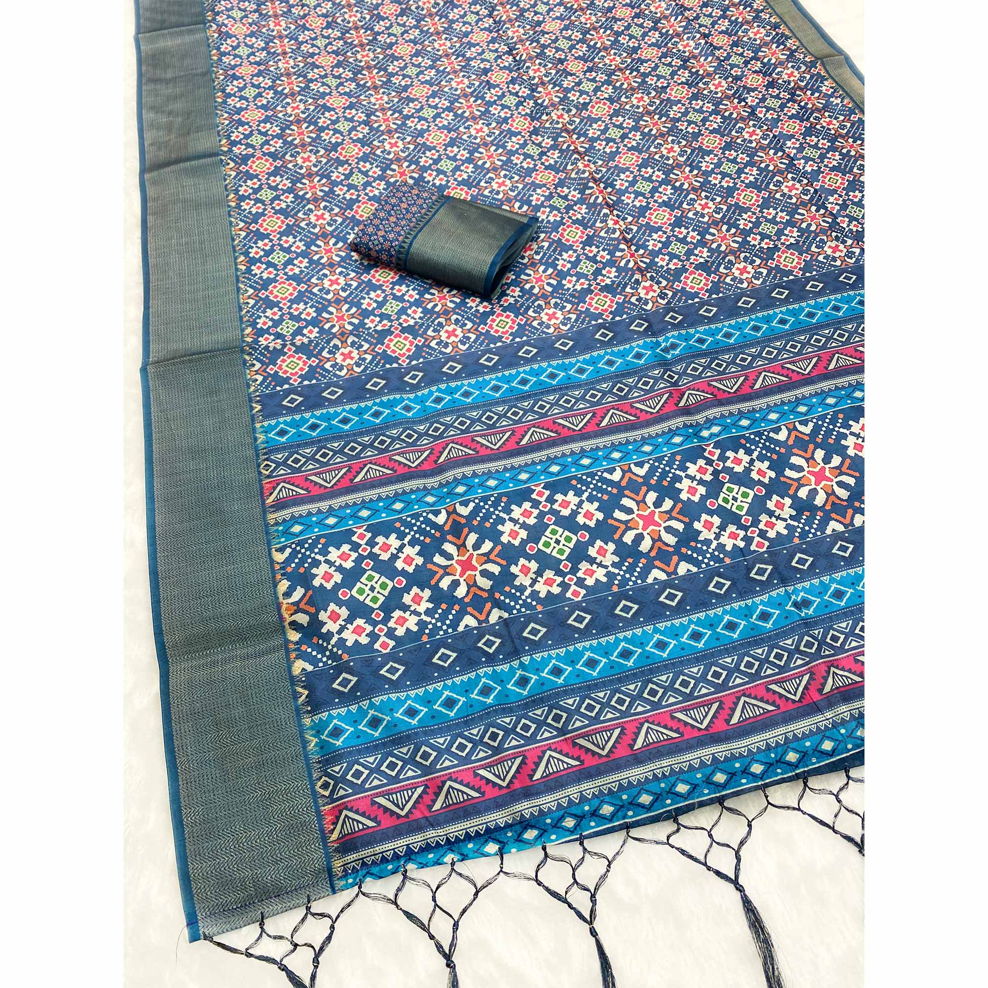 Blue Dola Silk Saree Featuring Traditional Patan Patola Print - Image 4
