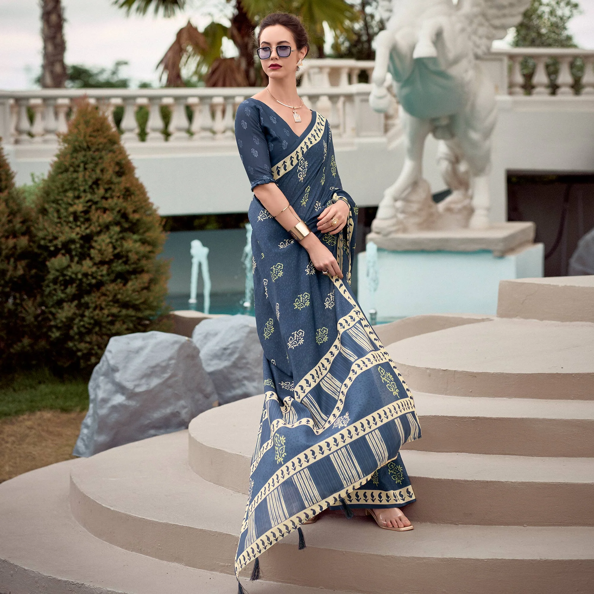 Blue Floral Printed Mul Pure Silk Saree - Image 4