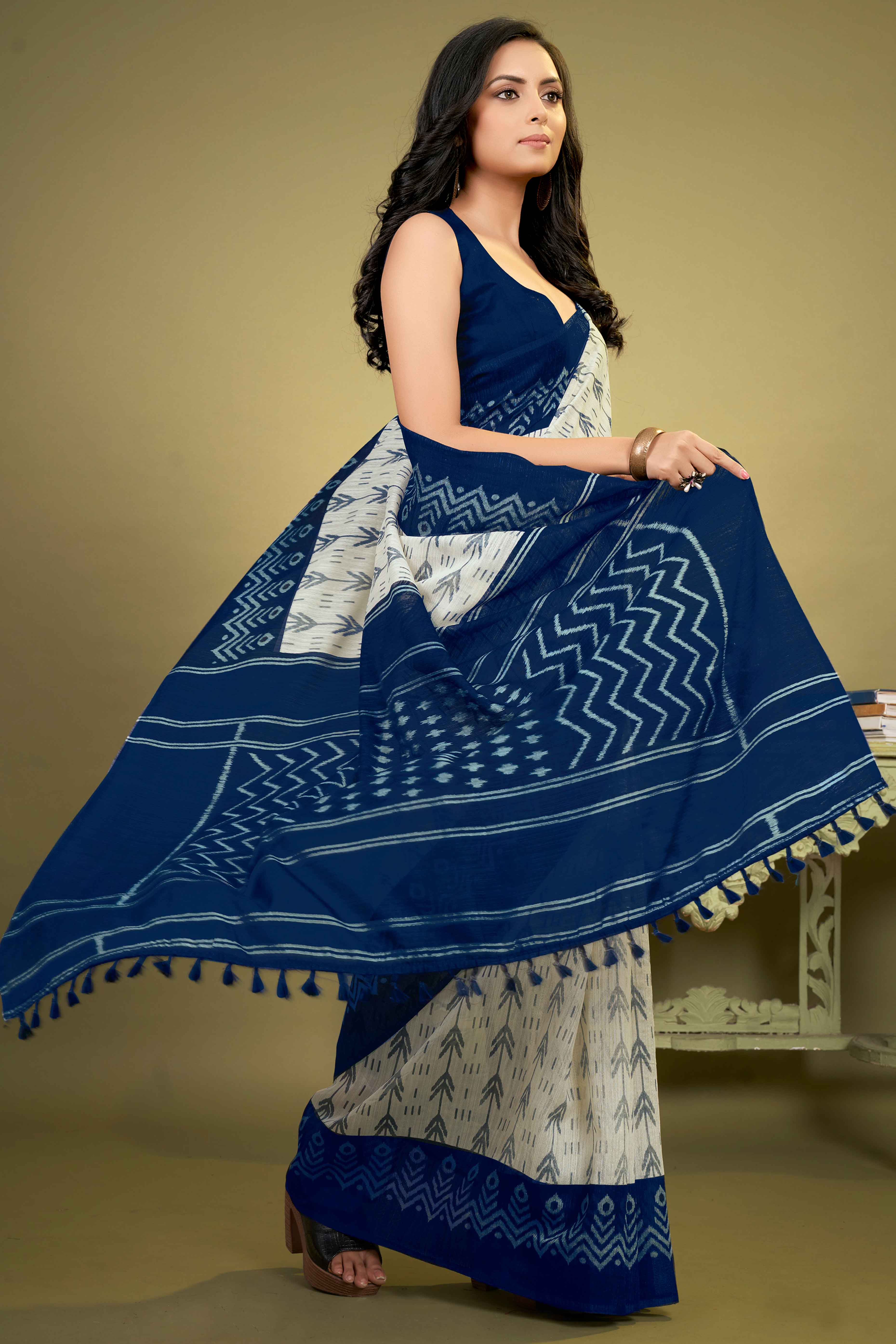 Blue Ikkat Printed Cotton Slub Saree - Image 3