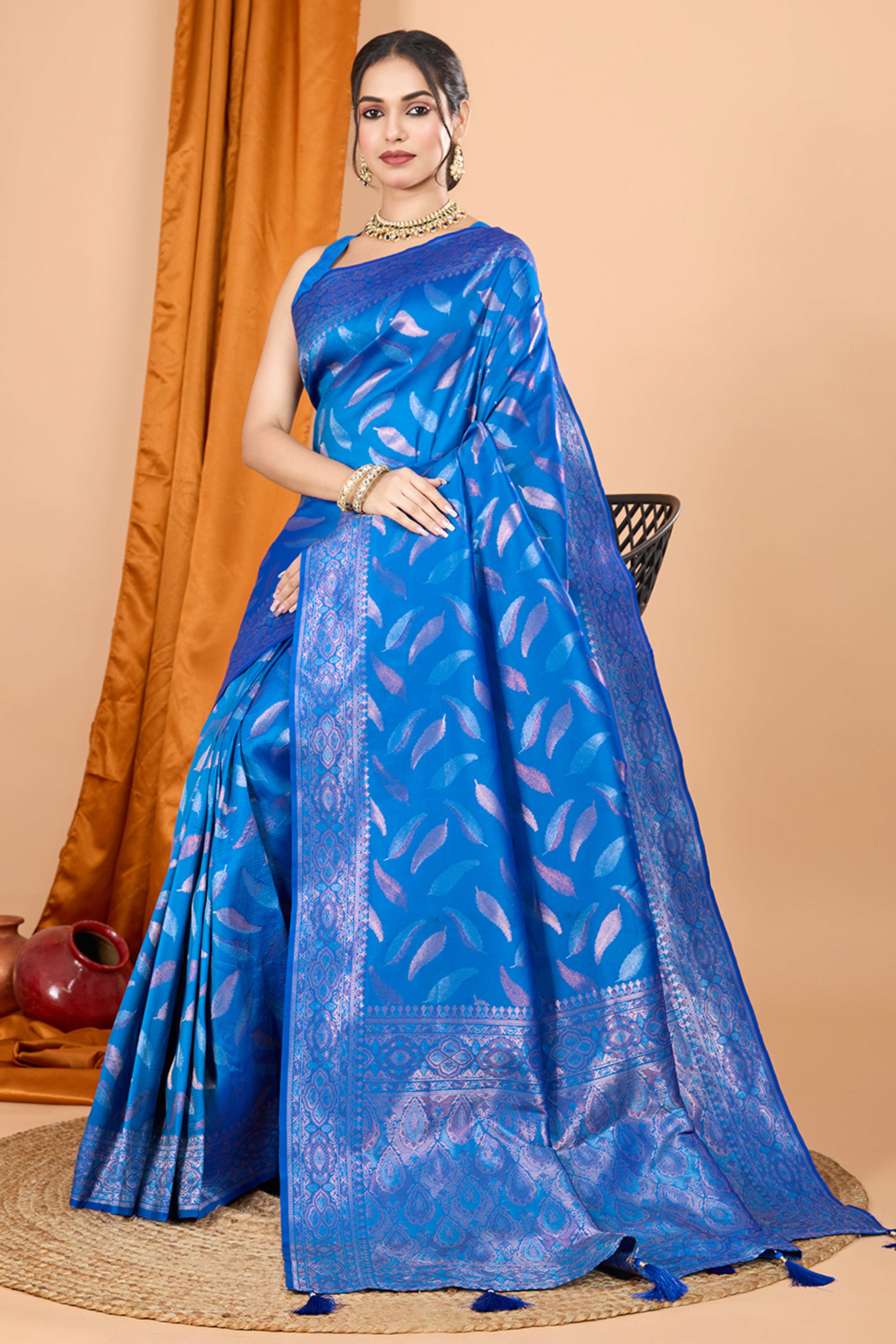 Blue Pure Silk Saree With Intricate Leaf Pattern Zari Weaving & Graceful Tassels - Image 4