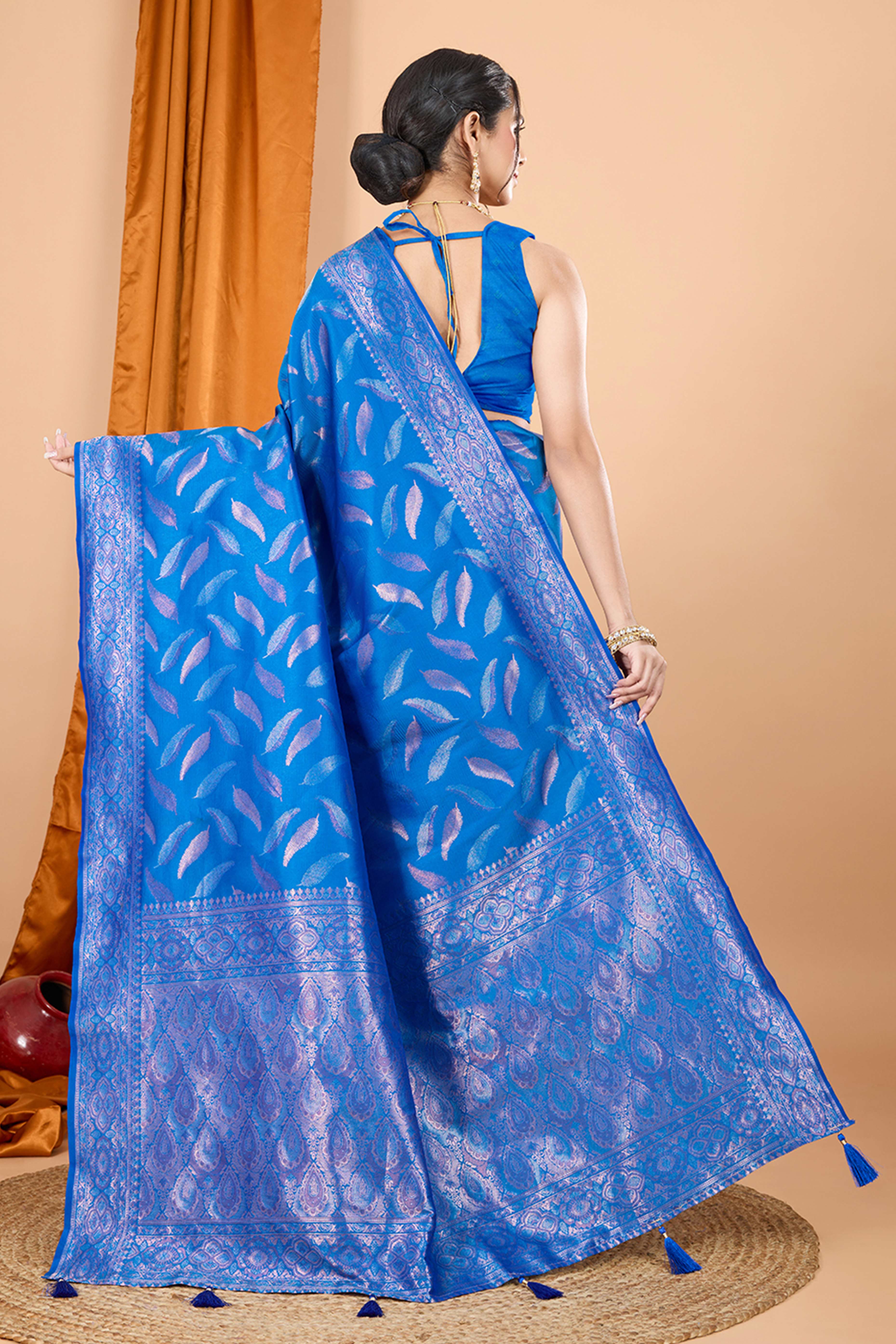 Blue Pure Silk Saree With Intricate Leaf Pattern Zari Weaving & Graceful Tassels - Image 5
