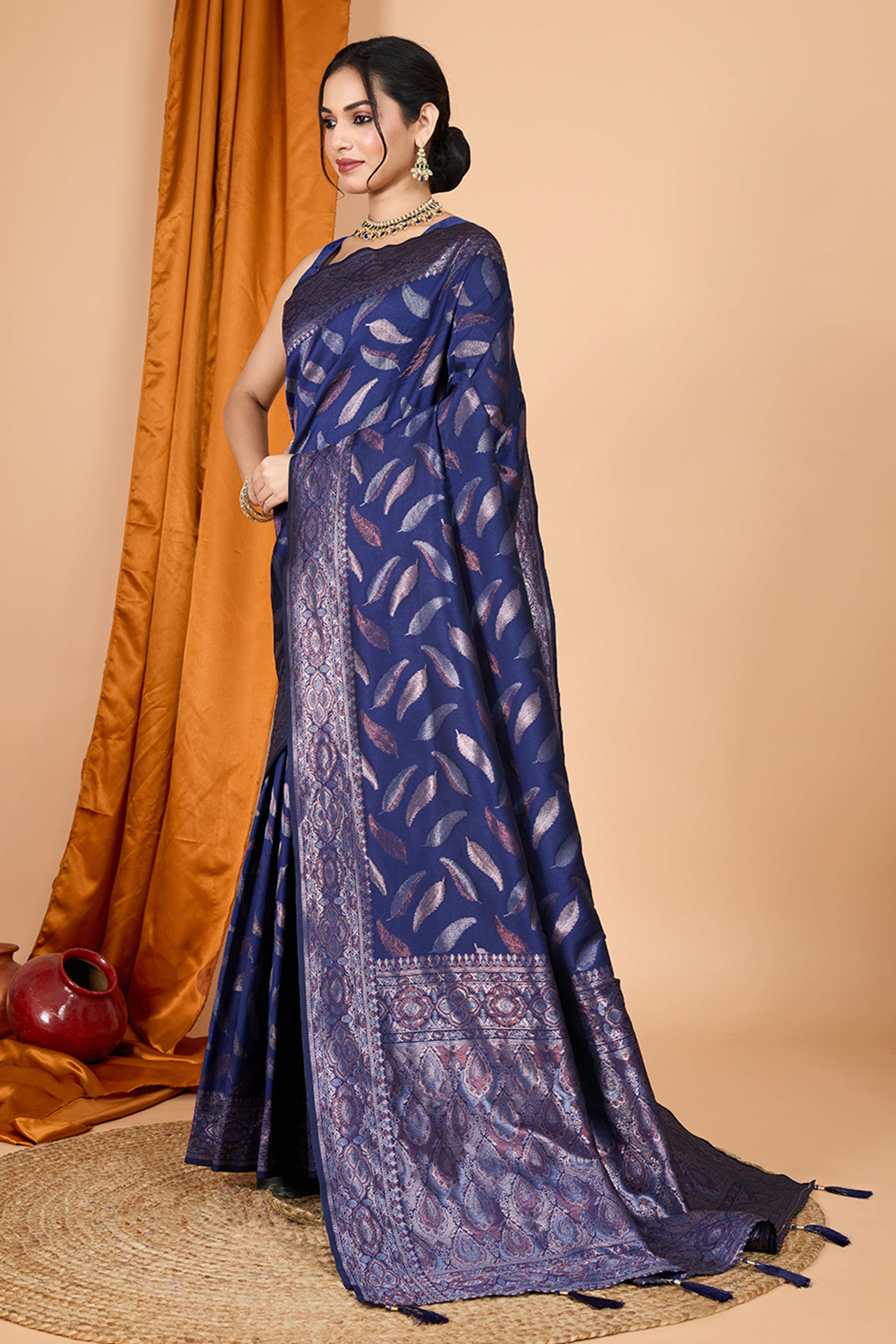Blue Pure Silk Saree With Intricate Leaf Pattern Zari Weaving & Graceful Tassels - Image 3