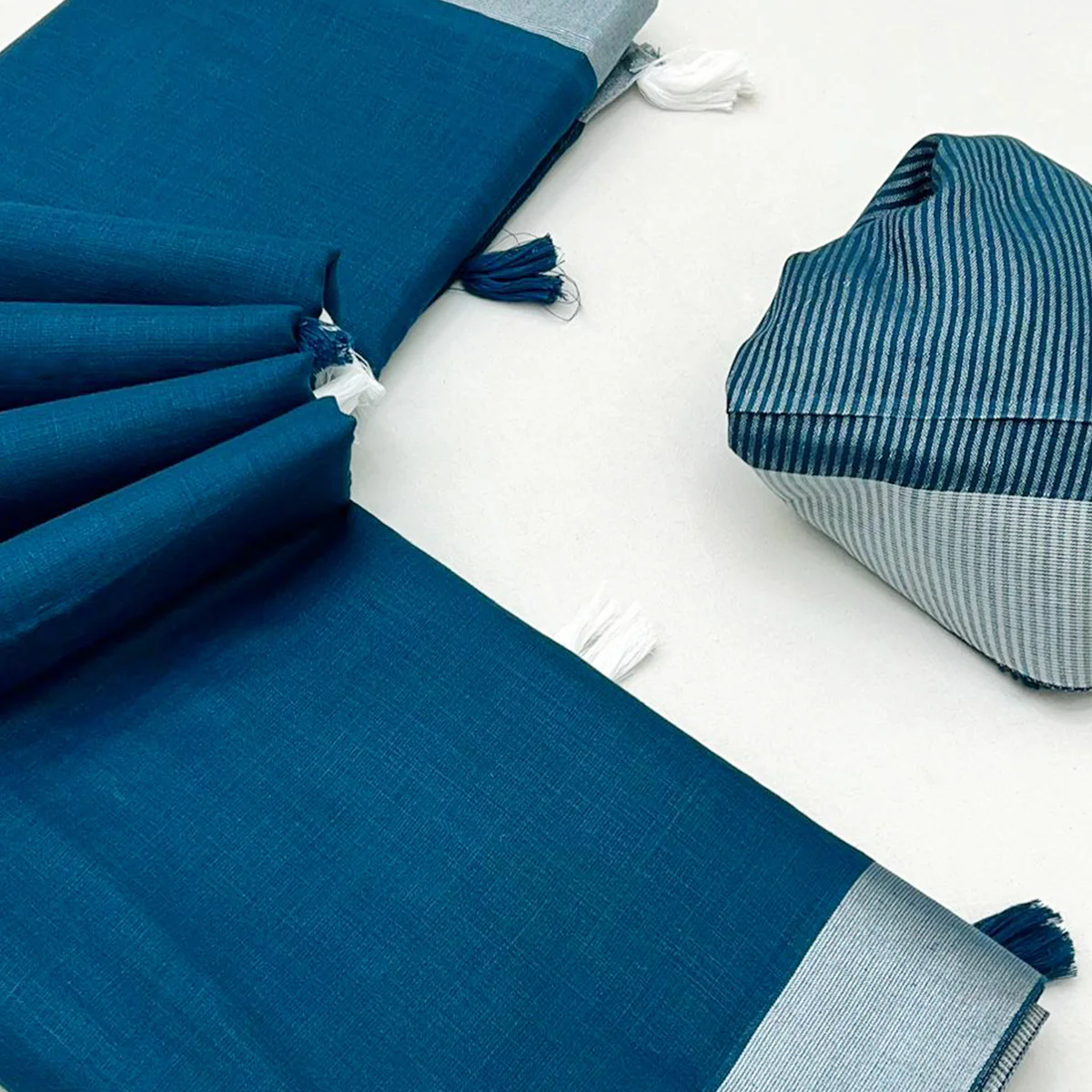 Blue Solid Pure Linen Saree With Zari Woven Border - Image 2