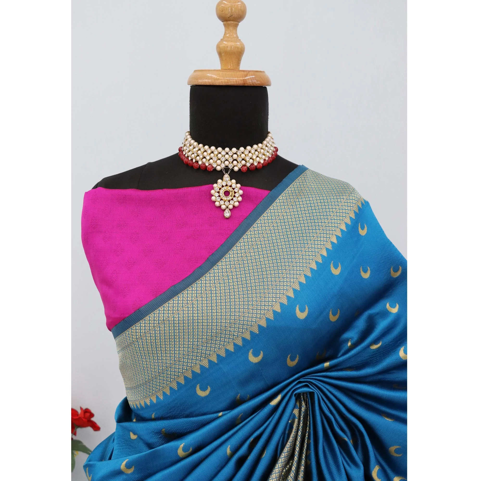 Blue Woven Pure Silk Chandrakor Paithani Saree - Image 4