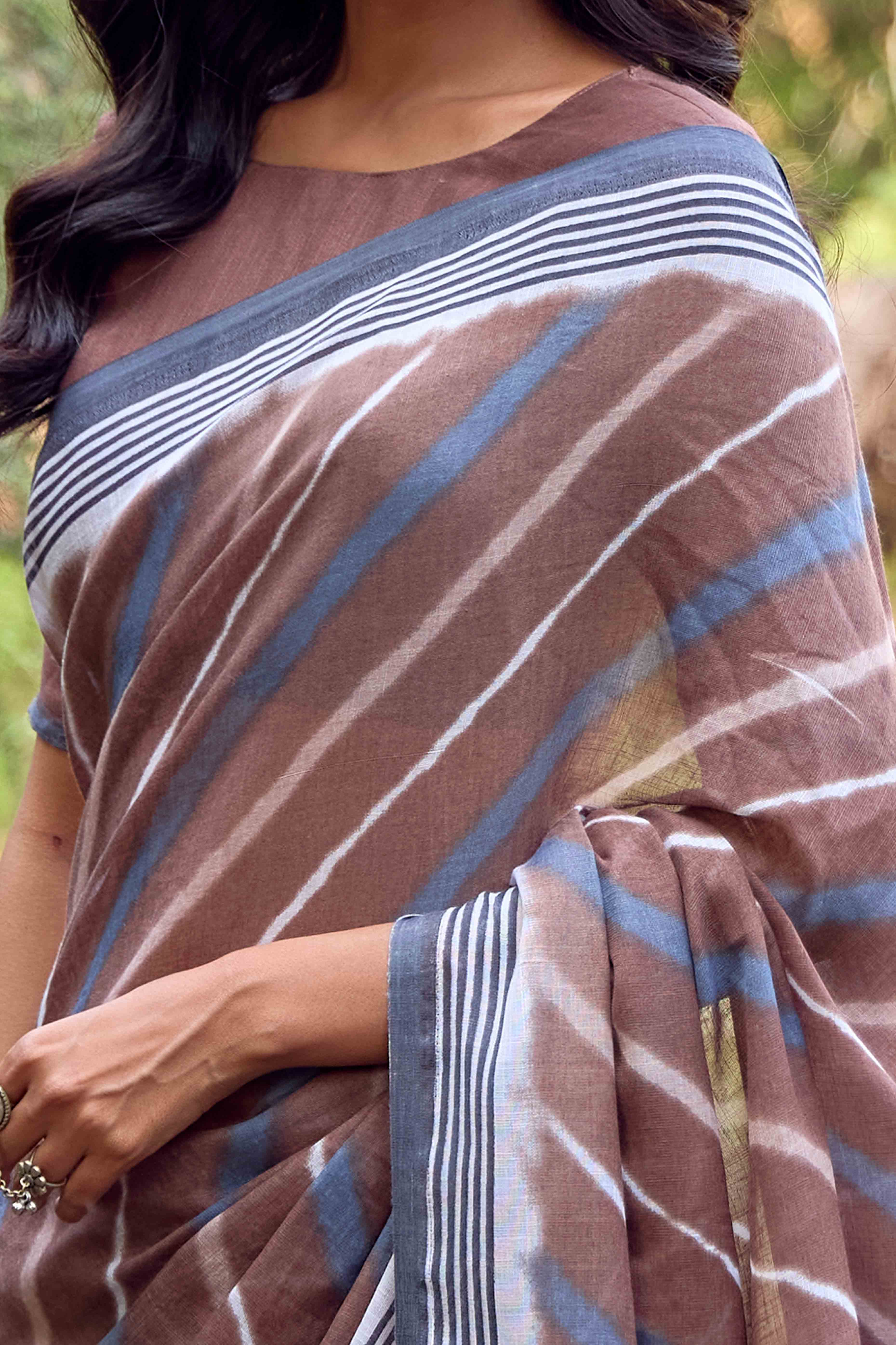 Brown Leheriya Printed Linen Saree - Image 2