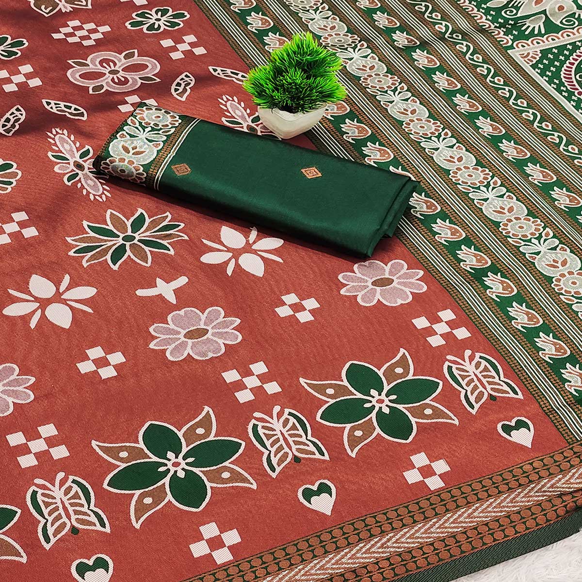 Brown Traditional Kanjivaram Silk Saree Featuring Elegant Floral Weaves - Image 2