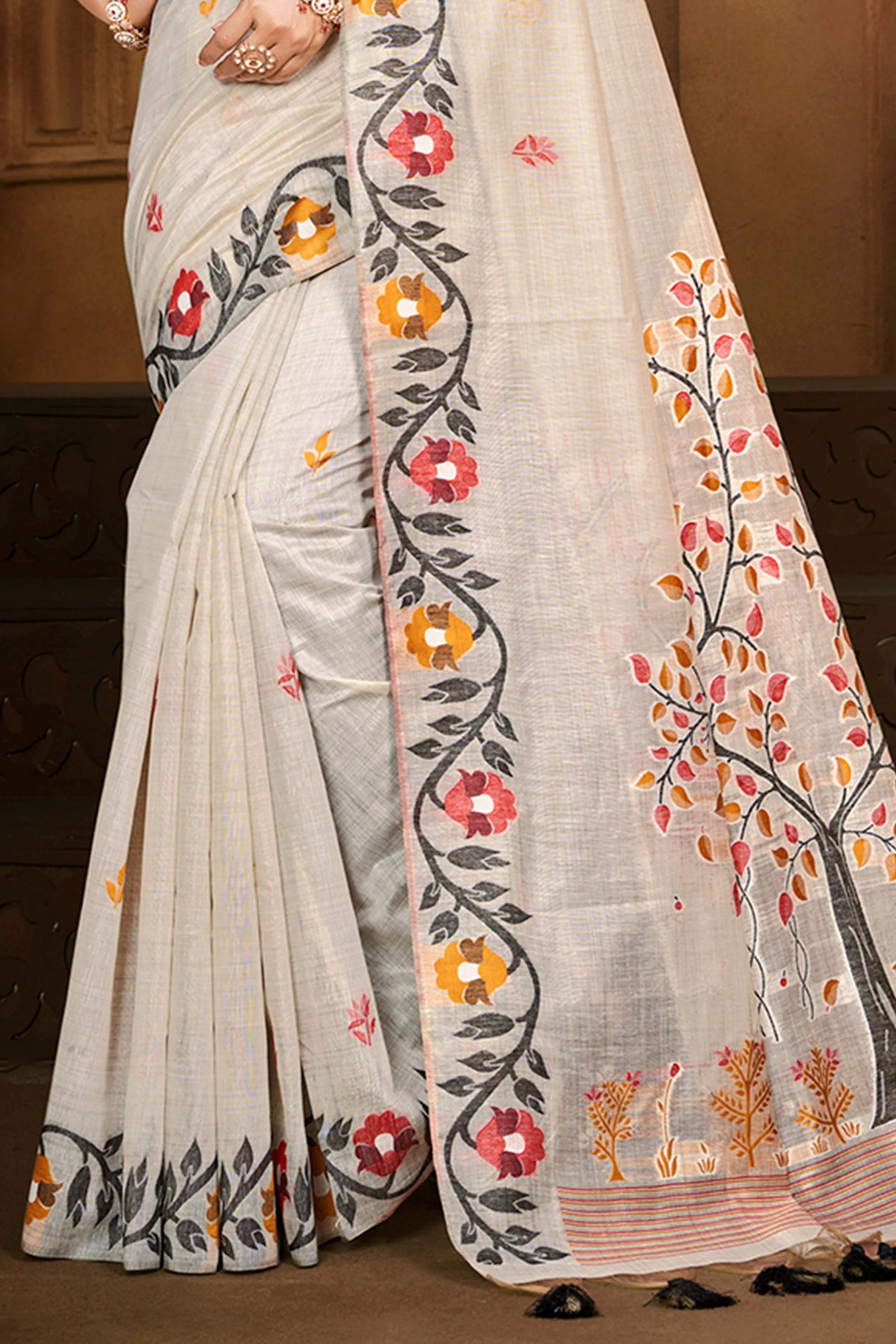 Charming Beige Floral Weaving Cotton Silk Saree Enhanced With Tree Motif Pallu With Tassel - Image 4