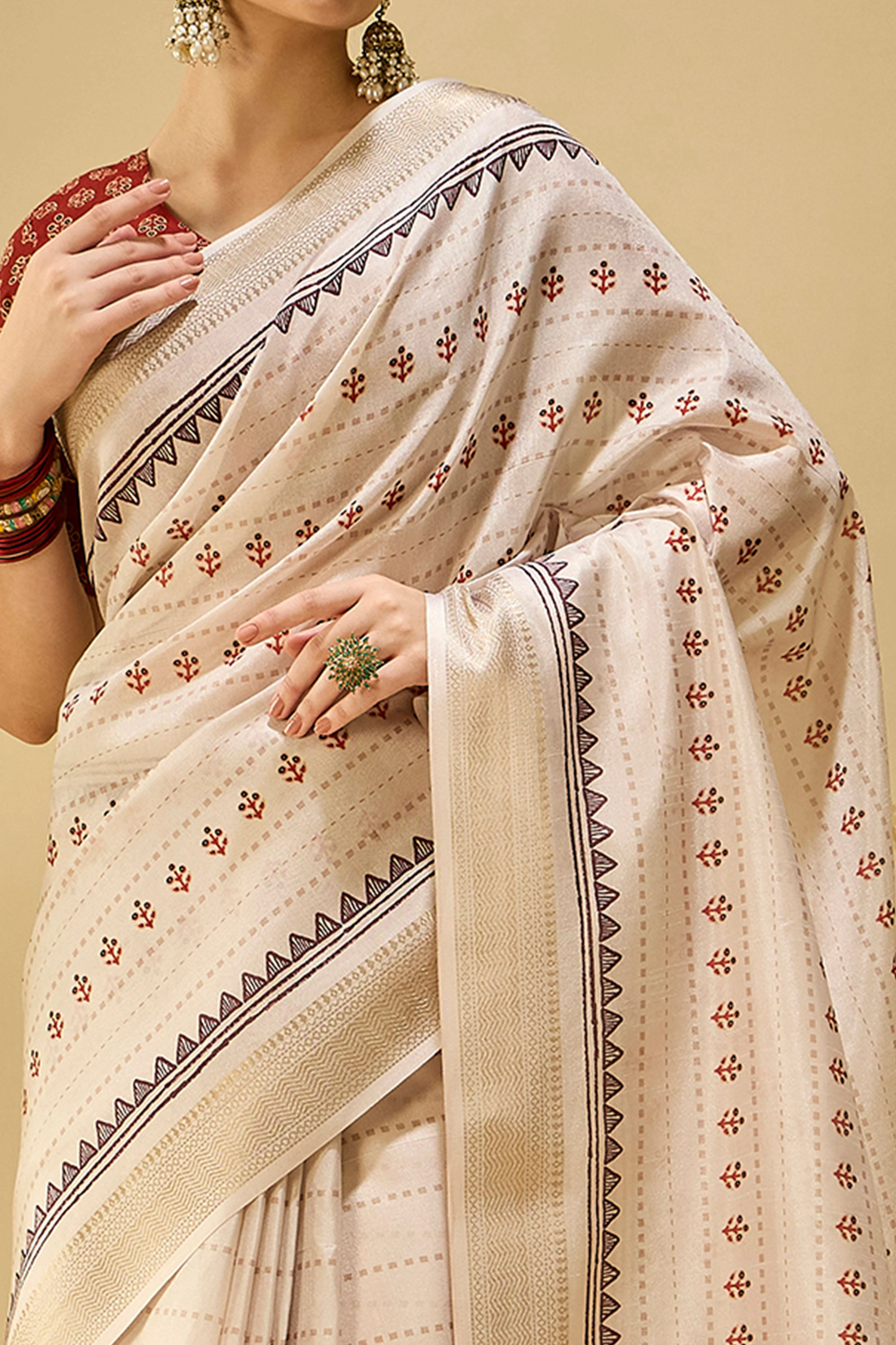Charming Cream Floral Print Katki Cotton Silk Saree Featuring Stylish Tassel Pallu - Image 2