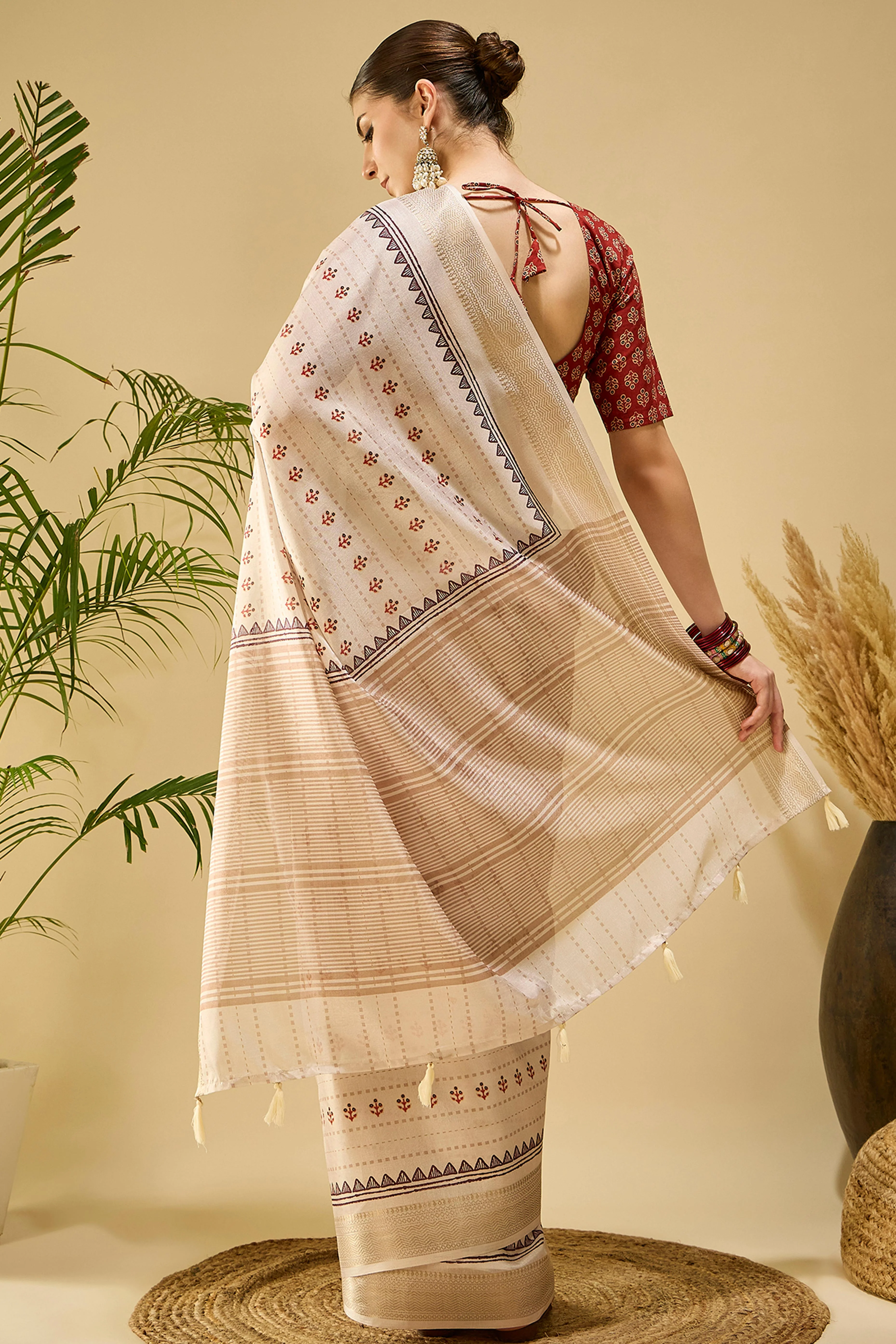 Charming Cream Floral Print Katki Cotton Silk Saree Featuring Stylish Tassel Pallu - Image 5