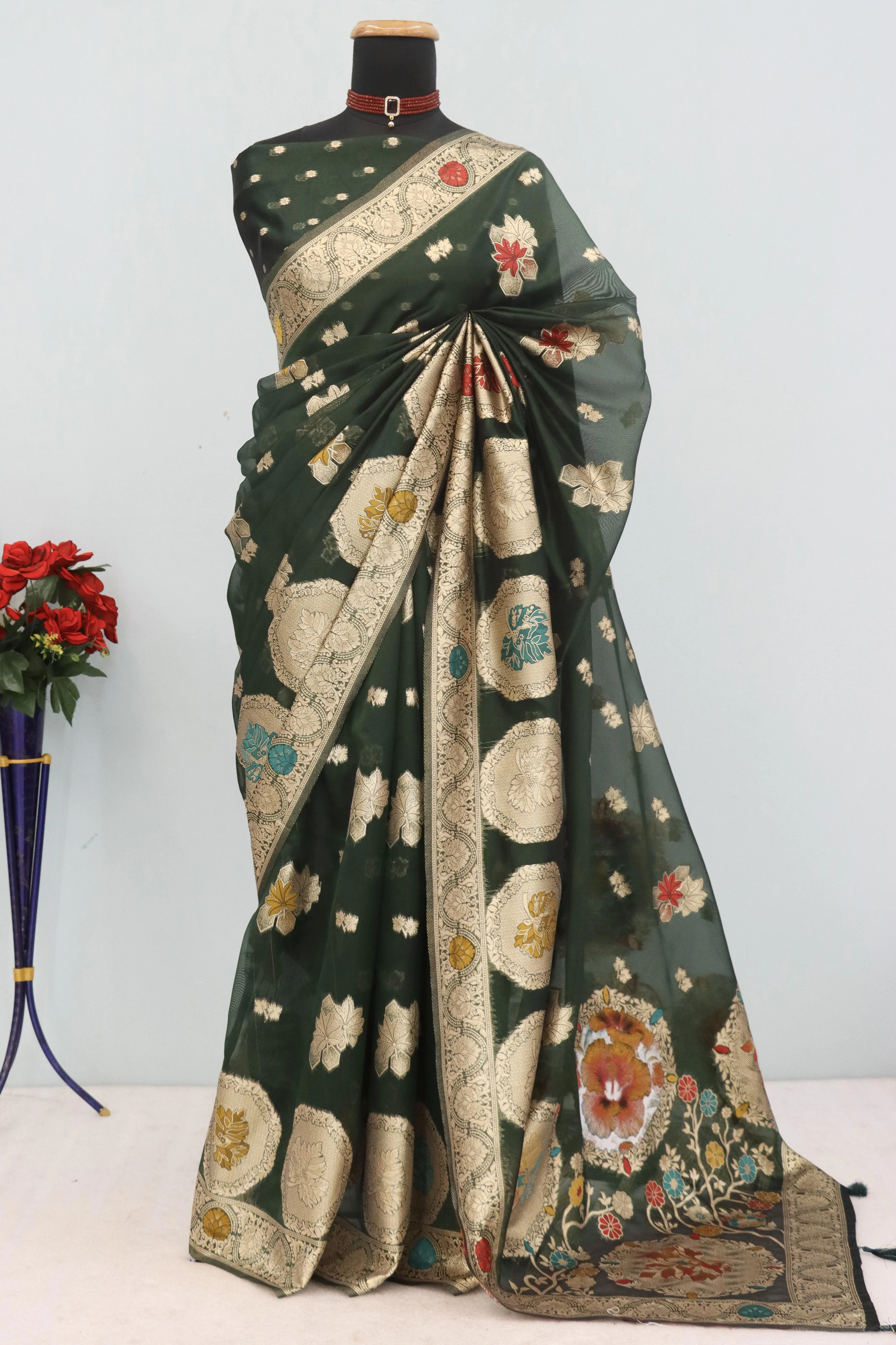 Charming Dark Green Zari Woven Floral Organza Saree Accented With Digital Printed Pallu & Latkan - Image 3