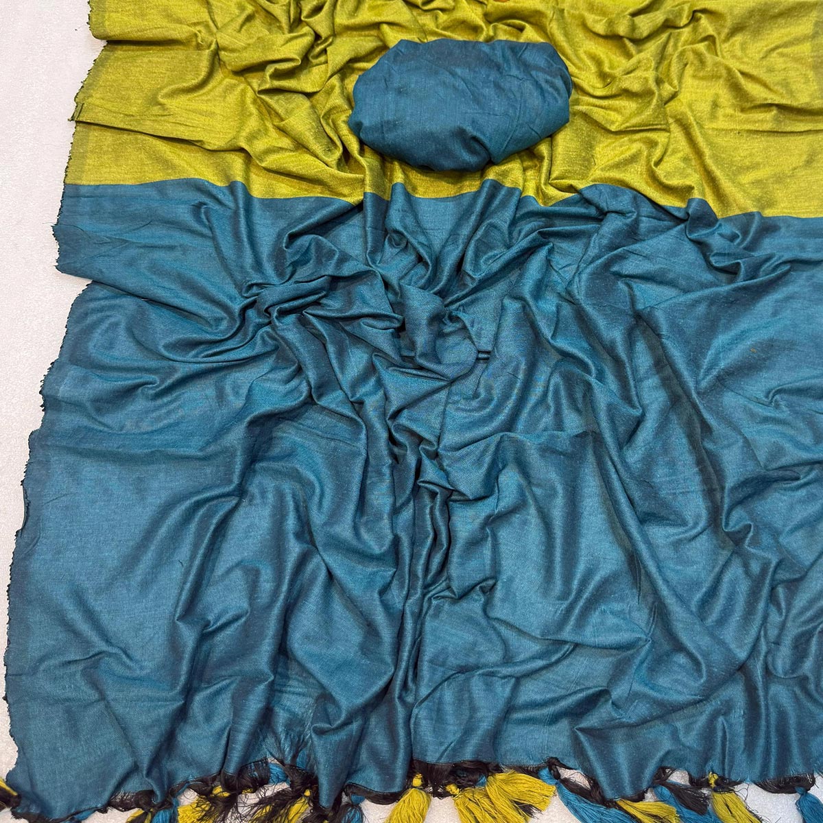 Charming Green & Peacock Blue Solid Handwoven Pure Mul Cotton Saree With Tassel Pallu - Image 2