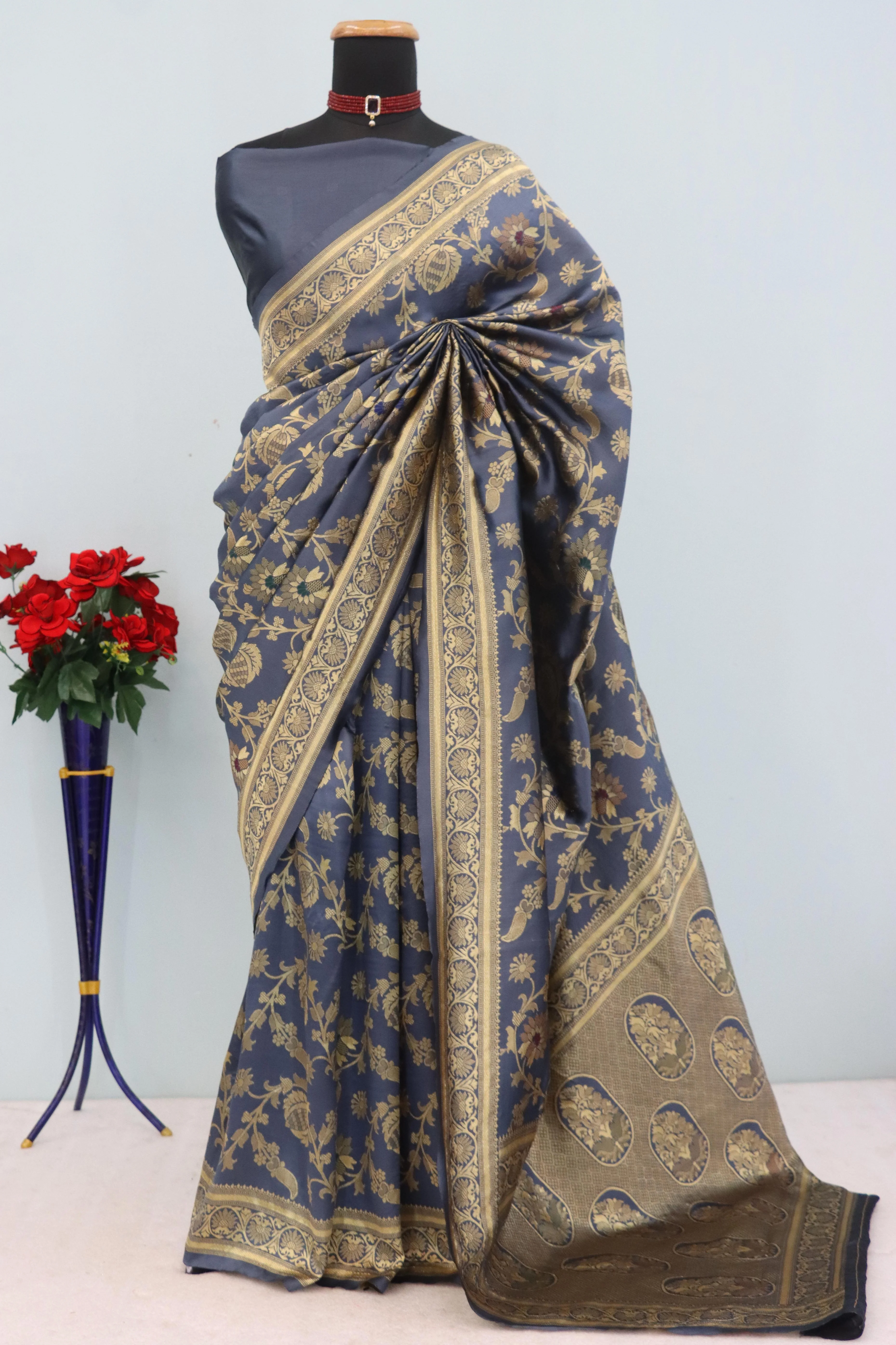 Charming Grey Banarasi Silk Saree Adorned With Floral Zari Weaving - Image 3