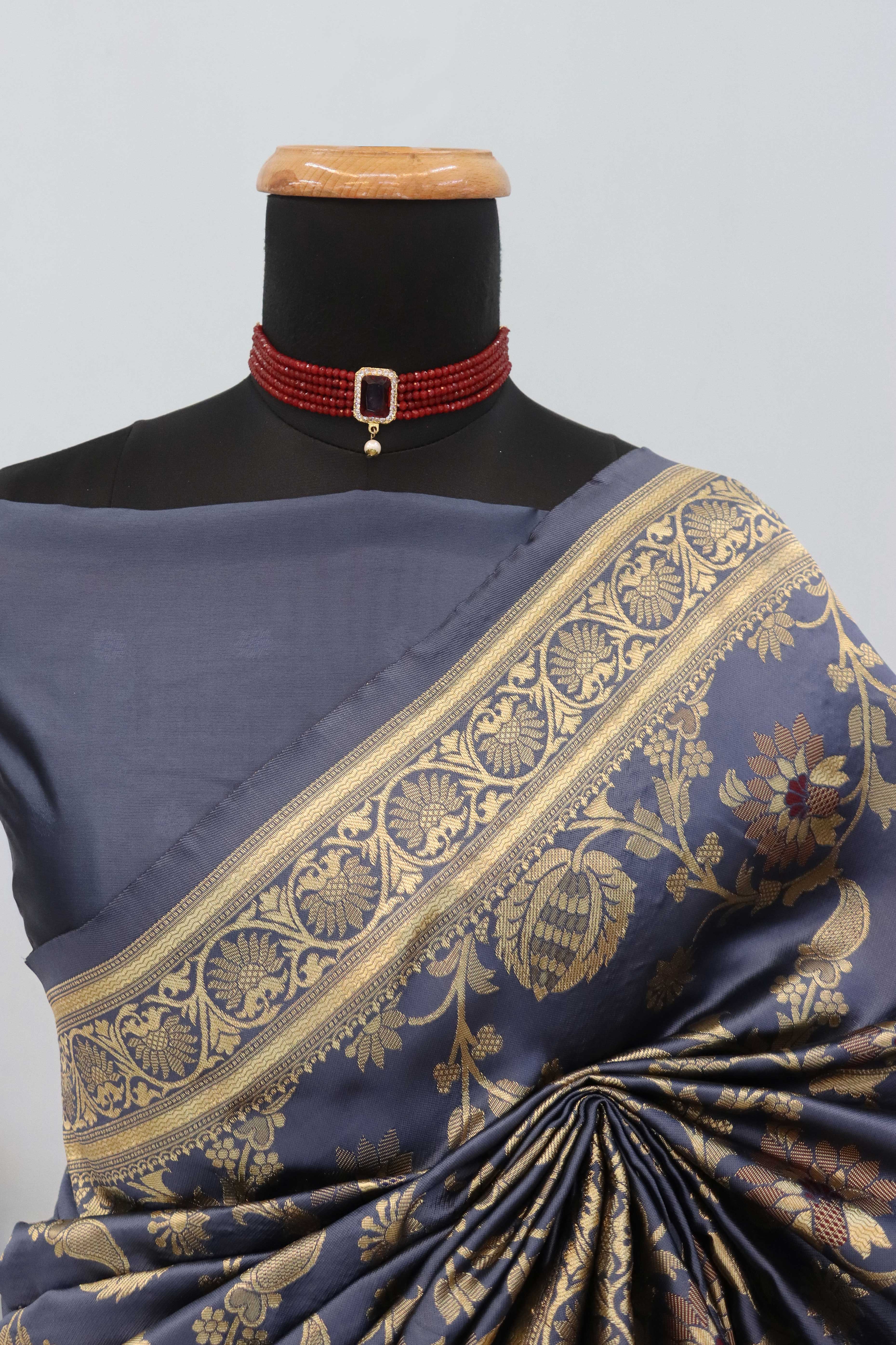 Charming Grey Banarasi Silk Saree Adorned With Floral Zari Weaving - Image 4