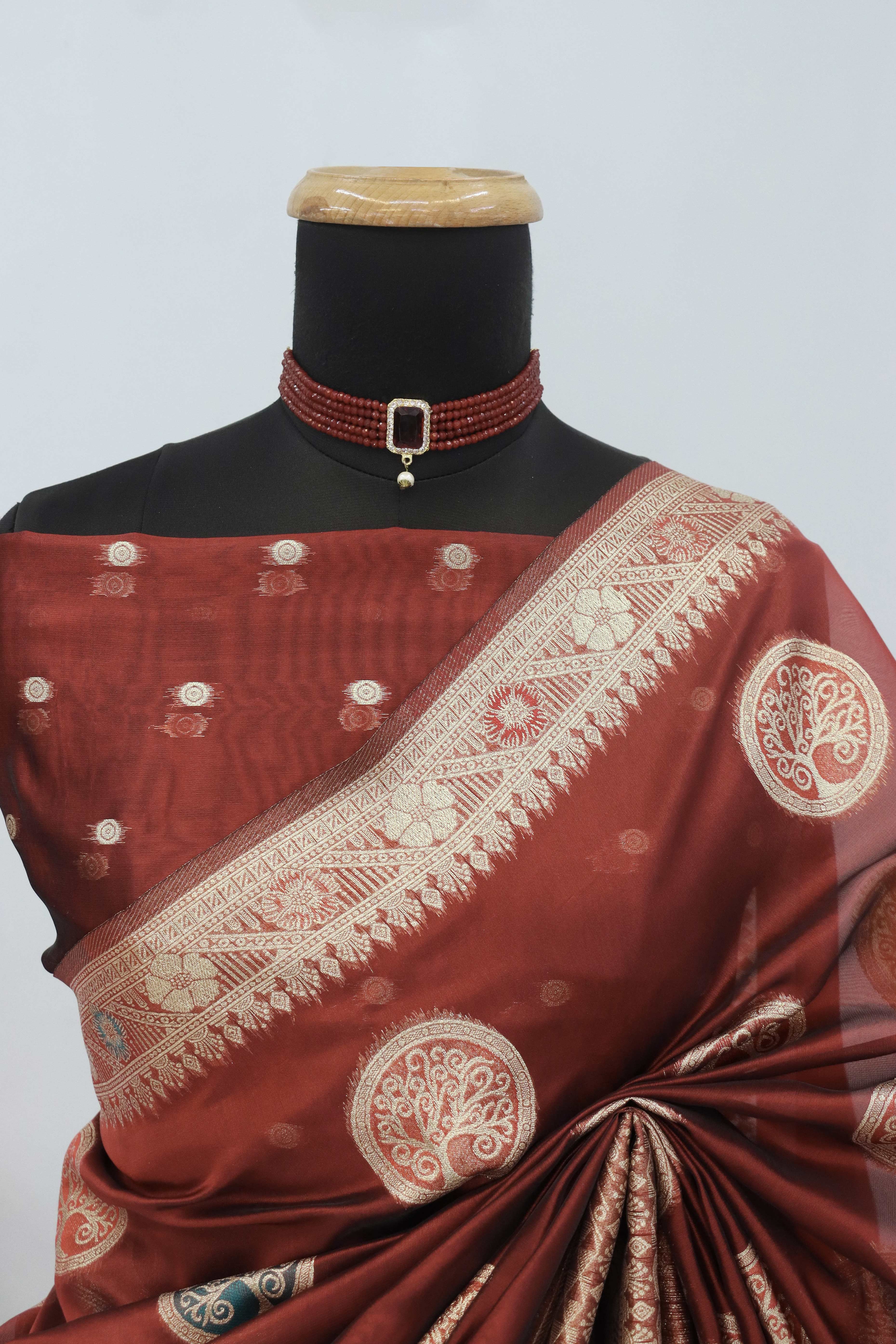 Charming Maroon Zari Woven Floral Organza Saree Accented With Digital Printed Pallu & Latkan - Image 4