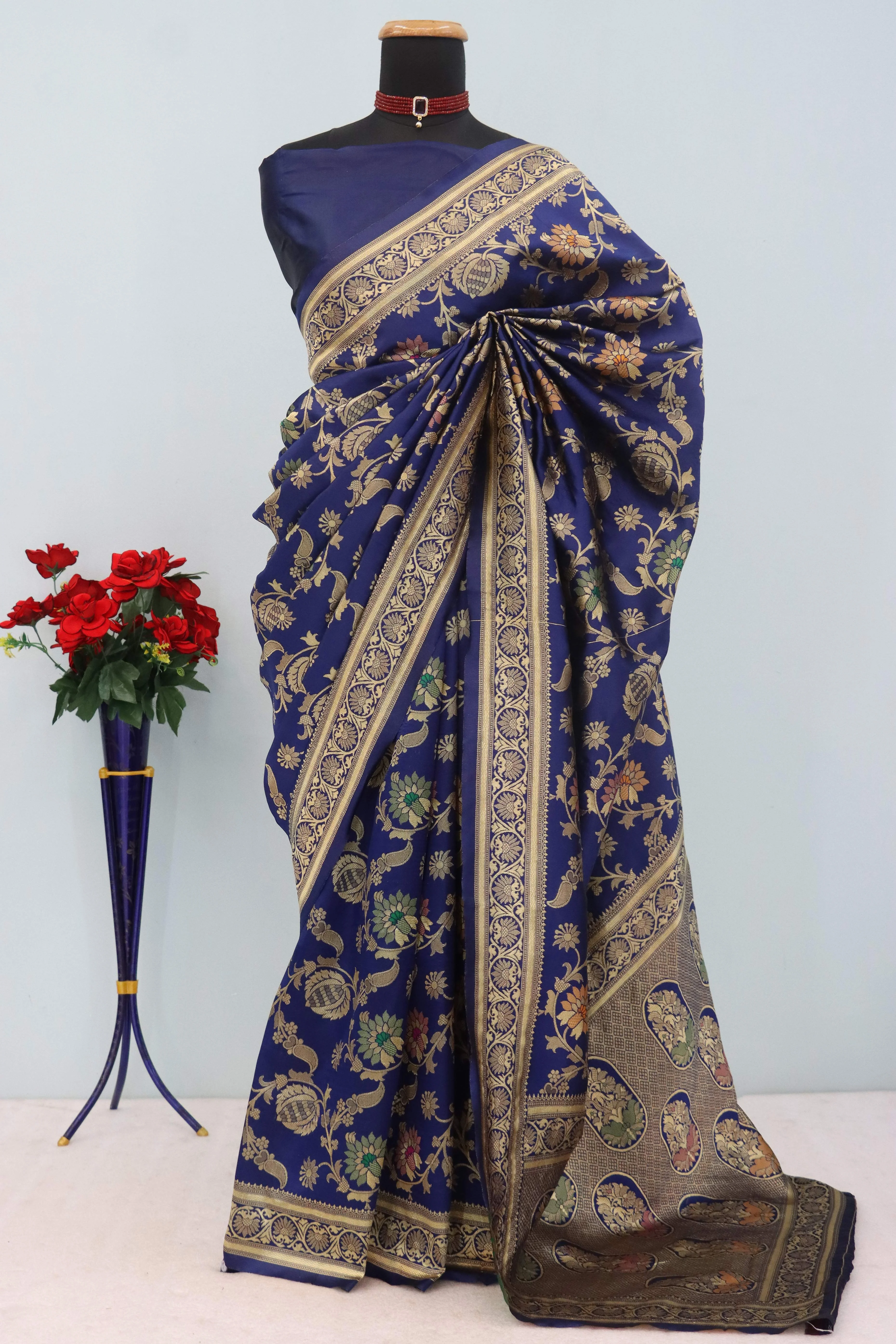 Charming Navy Blue Banarasi Silk Saree Adorned With Floral Zari Weaving - Image 3