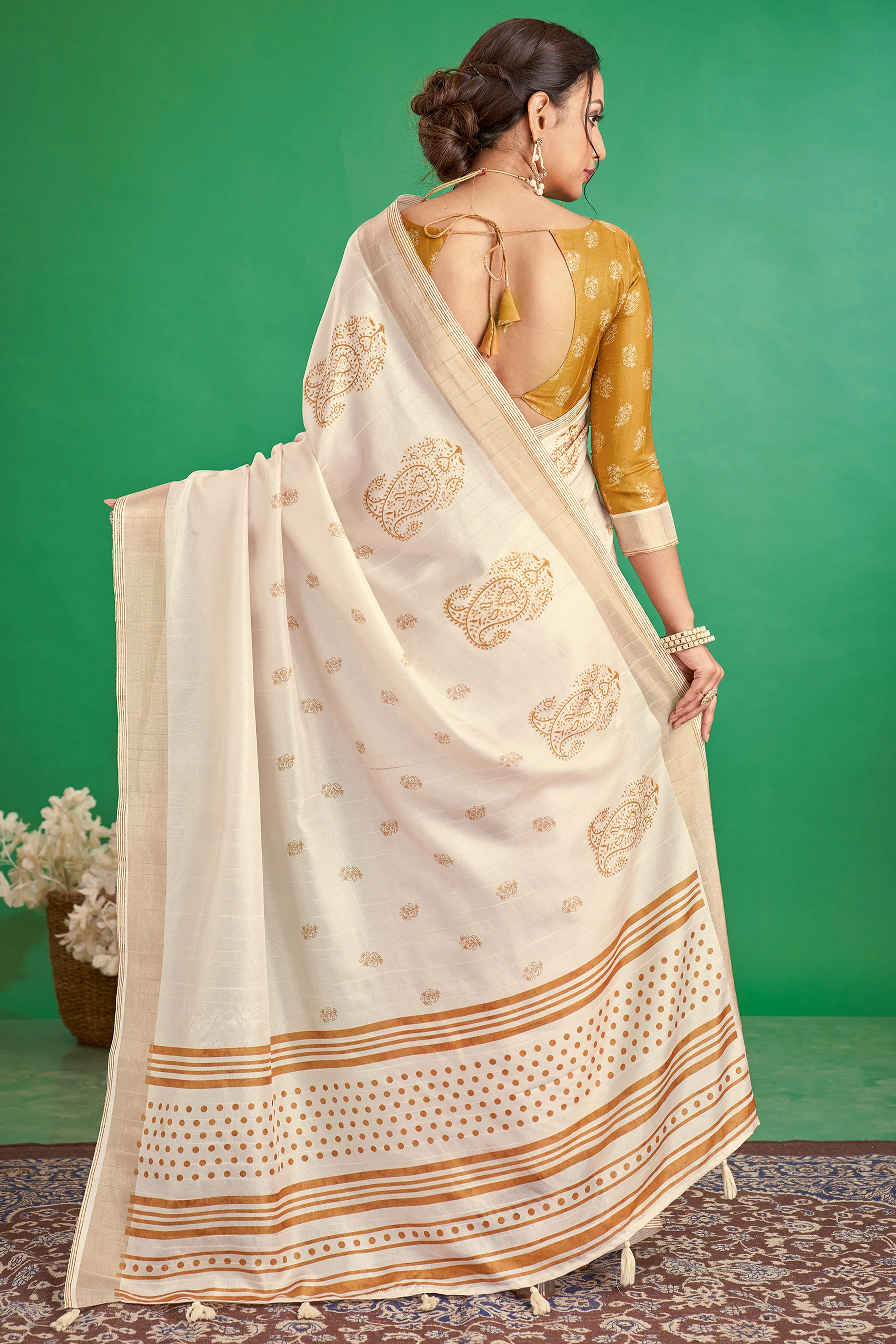 Charming Offwhite & Mustard Floral Printed Kotha Cotton Silk Saree Adorned With Tassel Pallu - Image 4