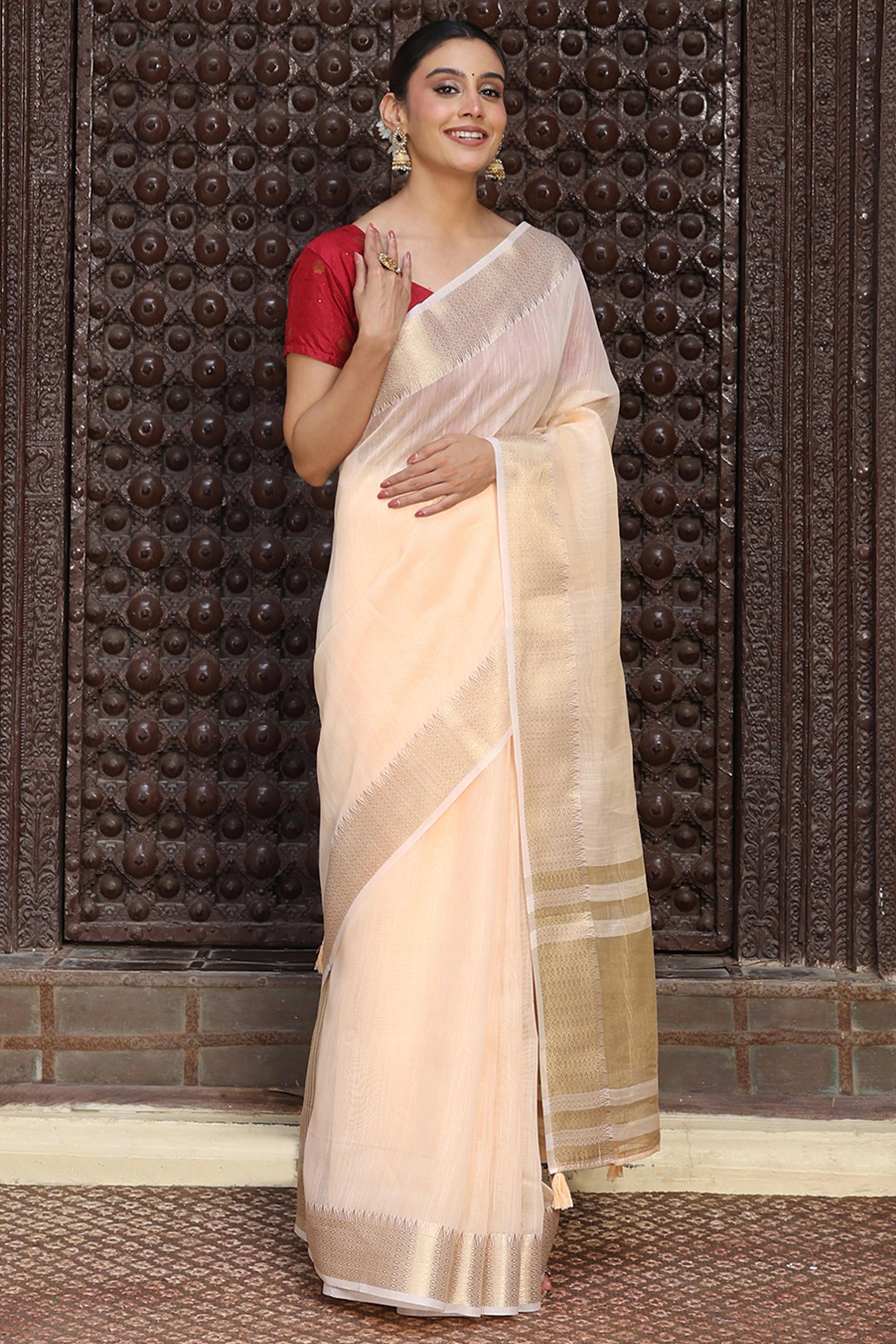 Charming Peach Zari Weaving Cotton Blend Saree Adorned With Stylish Tassel Detailing - Image 4