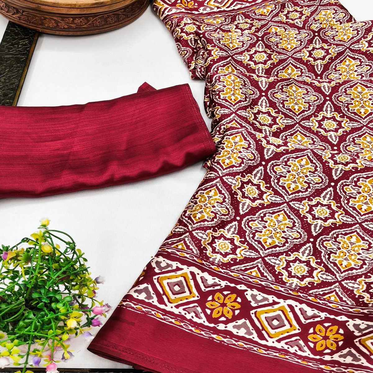 Charming Red Mill Printed Crepe Silk Saree Adorned With Vibrant Floral Design - Image 2