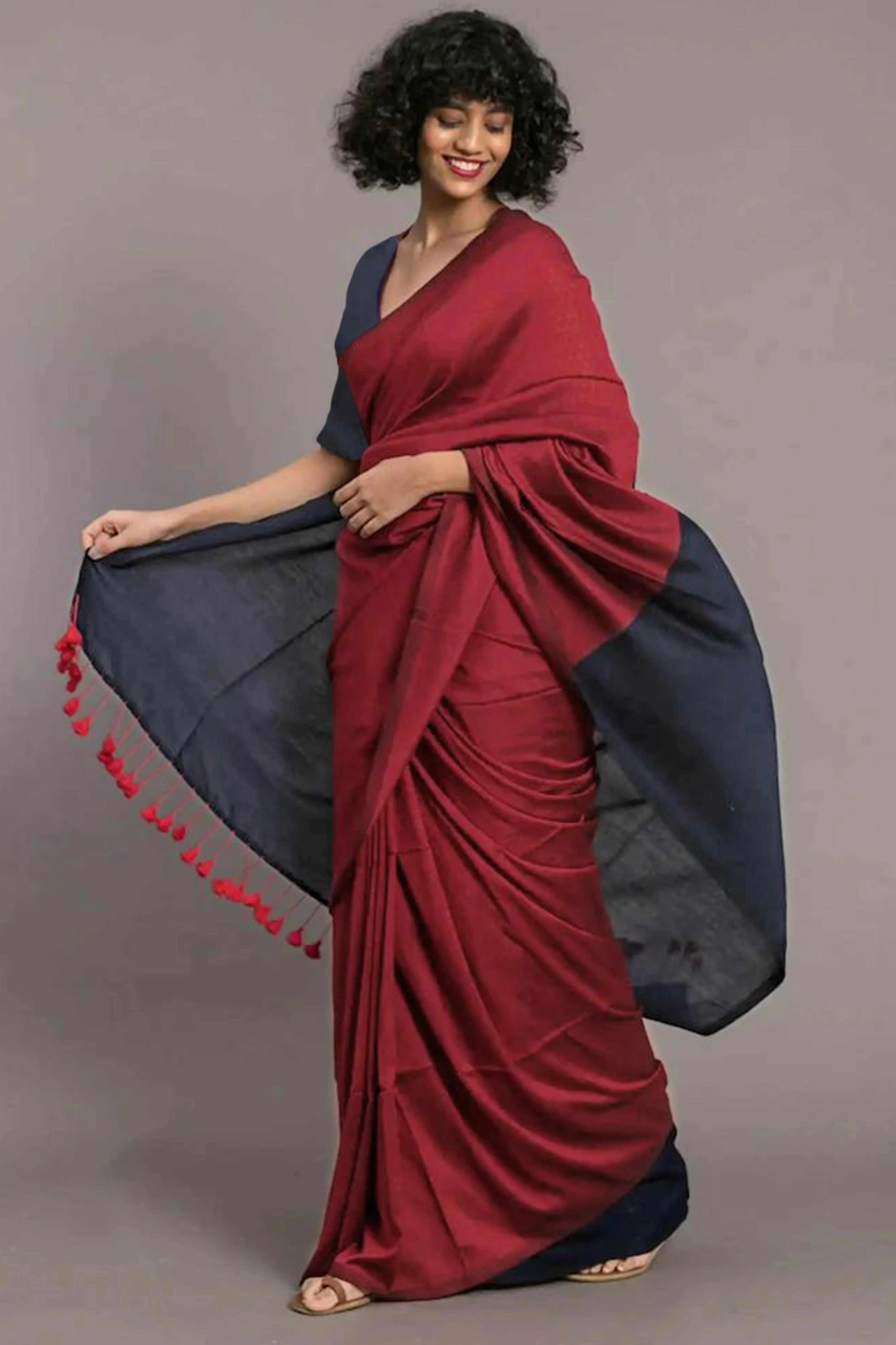 Charming Red & Navy Blue Solid Handwoven Pure Mul Cotton Saree With Tassel Pallu - Image 3